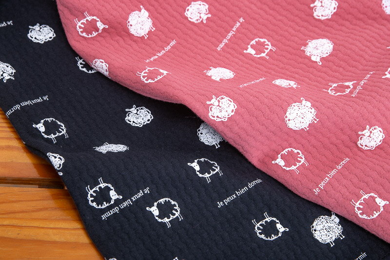 肌触りの良い表裏面 綿100％ニット地中わたキルトになります。柔らかいニット地なのでパジャマやベビー..