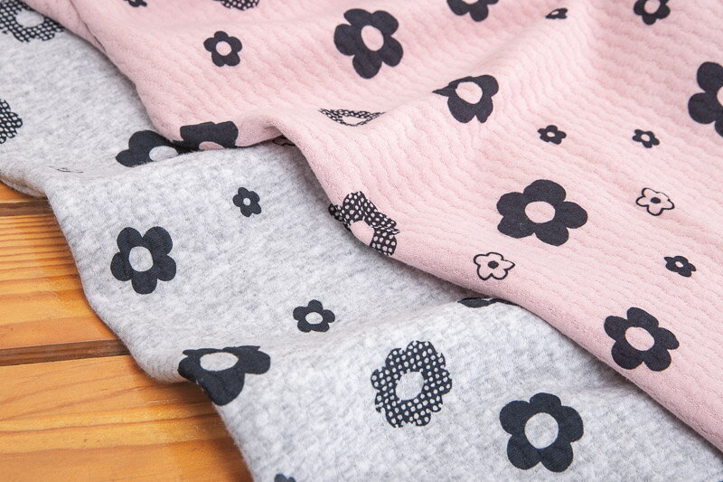 肌触りの良い表裏面 綿100％ニット地中わたキルトになります。柔らかいニット地なのでパジャマやベビー..