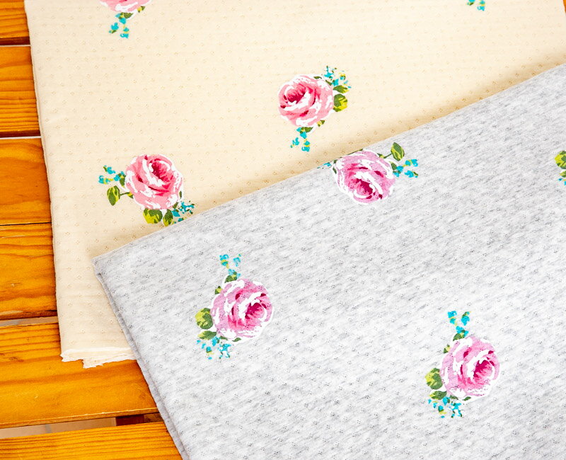 ローズ柄　肌触りの良い表裏面 綿100％ニット地中わたキルトになります。柔らかいニット地なのでパジャ..