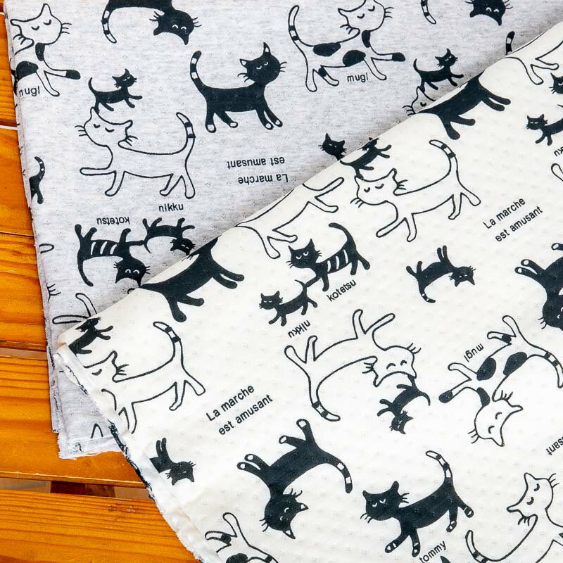 肌触りの良い表裏面 綿100％ニット地中わたキル地トシルエットキャット柄になります。柔らかいニット地..