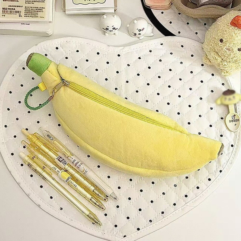 商品詳細 商品内容 ペンケースのみ 素材 PP、ポリエステルなど カラー 写真の通り サイズ フリーサイズ 生産国 中国 注意書き ※商品写真は、できる限り現品を再現するように画像処理などの補正を行っておりますが、ご利用のモニターや環境により差異が生じます。予めご了承ください。 ※生地の特性上、やや匂いが強く感じられるものもございますが、数日後のご使用や陰干しなどで気になる匂いはほとんど感じられなくなります。 ※上記の数値は、実測によるものです。多少の誤差はご容赦ください。 ※仕様は予告なく変更される場合があります。（ご使用に差し支えない程度） ・当店でご購入された商品は、原則として、「個人輸入」としての取り扱いになり、中国からお客様のもとへ直送されます。 ・通関時に関税・輸入消費税が課税される可能性があります。 ・課税額はご注文時には確定しておらず、通関時に確定しますので、商品の受け取り時に着払いでお支払いください。詳細はこちら ご確認下さい。 ・個人輸入される商品は、全てご注文者自身の「個人使用・個人消費（日本に居住する者に寄贈される物で、当該寄贈を受ける者の個人的な使用に供される場合を含みます。）」が前提となります。第三者への譲渡・転売が法令で禁止されるもの（医薬品、医薬部外品、化粧品等を含みますが、これに限られません。）もございますのでご注意下さい。 ・一部商品は国内の提携先倉庫から配送されます。 ・国内配送の商品は国内でのお買い物と同じく消費税が発生いたします。関税はかかりません。 ・ご注文後、5営業日以内に配送手続きをいたします。配送作業完了後、7〜9日程度でのお届けとなります。