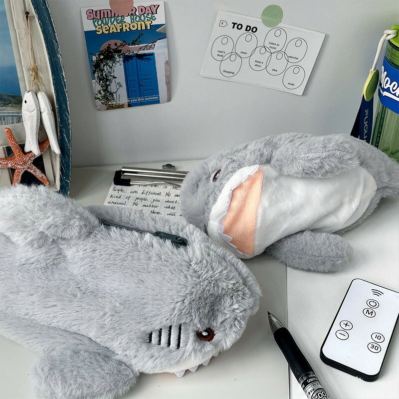 送料無料 ペンケース かわいい サメ 筆箱 筆入れ ペン収納 グレー ぬいぐるみ ペンポーチ コスメポーチ 軽量 文具収納ポーチ 小物入れ 癒し系 文房具 小物 グッズ 雑貨 小学生 中学生 高校生 面白い 入学祝い プレゼント インスタ映え 楽天海外通販 heysiria-10007327 Heysiria サンプル画像3