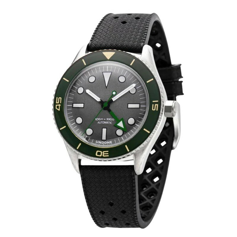 【ブランドについて】UNDONE（アンダーン）は、2014年に香港で誕生した新進気鋭の時計ブランドです。クラシックなミリタリーテイストや、レトロなクロノグラフスタイルに現代的なエッセンスを加え、ユニークかつ洗練されたコレクションを展開。高品質な素材と丁寧な仕上げにより、ファッション性と実用性を兼ね備えたタイムピースとして、世界中で注目を集めています。【商品説明】冒険心とタフさを体現した、Basecampシリーズの「Explorer」。視認性に優れたダイヤルを備え、アウトドアやアクティブなライフスタイルに対応する機械式腕時計です。ケース素材には軽量かつ強靭なTitanium-12（T12）合金を採用し、長時間の着用でも疲れにくい設計に。風防は耐衝撃性に優れたLEXAN?ポリカーボネート、ムーブメントは信頼性の高い日本製TMI Cal.NH35（自動巻き）を搭載。100m防水仕様に加え、しなやかで装着感に優れたラバーストラップがアウトドアシーンでも快適な着け心地を実現します。機能性とデザイン性を高次元で両立した、探検者のための本格ツールウォッチです。【スペック】防水：10ATMケース径：40mmバンド幅：20mmケース素材：チタンバンド素材：トロピックラバー風防：LEXAN ポリカーボネートムーヴメント：Japanese GMT NH34 Automatic（オートマチック/自動巻き）振動：21,600/時平均日差：±20〜40秒 (常温時)精度：±20〜40秒/日 (常温時)【ギフトにもおすすめ】誕生日・記念日・就職・入学祝いなどにも最適。無料ギフトラッピング対応（ご注文時に選択可）。【メーカー保証】保証期間：1年間（ムーブメント・電子パーツ対象）※ベルト・電池・ガラス破損は対象外です。【発送・在庫】平日13時までのご注文確定で最短即日発送（土日祝は即日又は翌日）※在庫は実店舗と共有のため、完売時はメールでご案内いたします。【正規品・安心サポート】当店は各ブランドの正規取扱店です。実店舗を展開し、正規品＋保証書付きでお届け。アフターサポートもご相談ください。【こんなシーンでオススメ】●特別な記念日やイベントに結婚記念日 誕生日 記念日 クリスマス クリスマスプレゼント クリスマスギフト Xmas成人式 成人祝い 卒業式 入学式 同窓会 結婚式 2次会 パーティー お呼ばれ デート 食事会●自分へのご褒美やモチベーションアップ自分買い ご褒美仕事 仕事用 ビジネス ビジネス用 社会人 新社会人 スーツ●日頃の感謝を伝える贈り物として父の日 父の日プレゼント 父の日ギフト お返し母の日 母の日プレゼント 母の日ギフト ホワイトデー退職 祝い 記念品 入社祝い 退職祝い 送別会●学校行事や普段使いのおしゃれに参観日 保護者会 学校 行事 遠足 旅行 修学旅行お出かけ おでかけ【こんな方にオススメ】●大切なパートナーや家族へ恋人 彼氏 夫 旦那さん ご主人 父親 父 親 パパ お父さん 父さん息子 子供 孫 甥 甥っ子 兄弟 兄 弟おじいちゃん 義父 義父さん お義父さん学生 中学生 高校生 大学生 学校●親しい友人や同僚へ男友達 友達 友人 知人 同僚●あらゆる年代の男性へメンズ 男性 男性用 男子 紳士10代 20代 30代 40代 50代 60代 70代 還暦●ライフスタイルや好みに合わせて学生 学生用 学校用カッコいい おすすめ 人気 おしゃれ お洒落金アレ 金属アレルギー