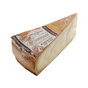 COMMENTS 13世紀にはすでに製造されていたと言われており、名前もアオスタ渓谷付近にある「フォンティン」という山の名前からついている。このチーズは蜂蜜のような甘みがあって、ほのかにナッツのような香りも楽しむことができます。そのはちみつのような甘みはイタリア式のフォンデュにしても美味しいです。このチーズを牛乳で溶かし、バターと卵黄を加えると濃厚で美味しいソースが出来上がります。またはサンドウイッチの具にしてもおいしいチーズです。原産地呼称証明を持つこのチーズは歴史と伝統に裏付けられたおいしさが光ます！ &nbsp; &nbsp; INFORMATION 　名称 イタリア産 フォンティーナDOP 約500g 　賞味期限 お届け後、未開封で約2週間 　保存方法 冷蔵保存してください 　サイズ 約500g（多少前後する場合が御座います） 　原産国 イタリア 　原材料名 生乳、食塩 　配送方法 　 　発送温度帯 【冷蔵のみ】 　同梱包 冷蔵発送可能な商品と 同梱が可能です 　お届け日 ご注文後2〜3営業日に 発送対応を行います。 　販売者