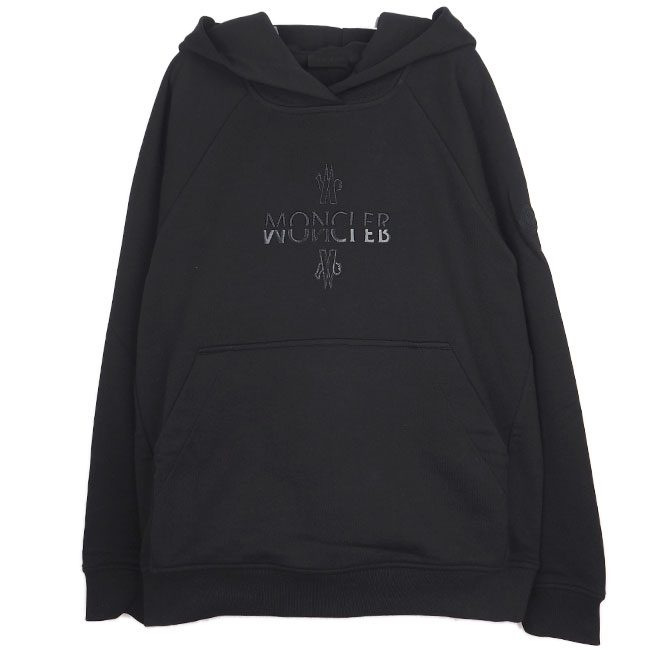 MONCLER【モンクレール】プルオーバーパーカー BRAND INFO　 1952年にレネ・ラミヨン（Rene Ramillon）とアンドレ・バンサン（Andre Vincent)がフランスのモネステ・ド・クレァモン(Monestier de Clermont)にて設立したブランド。モネステ・ド・クレァモン(Monestier de Clermont)を組み合わせた造語からブランド名は生まれている。初めは登山家の装備を手掛ける企業だったが、登山家のリオネル・テレイ（Lionel Terray）をアドバイザーとして迎えることで、ダウンウェアの本格的な製造に着手していった。 RECOMMEND　この商品を見ている人はコチラの商品も見ています 素材 本体：コットン100％　リブ部分：コットン95％ ポリウレタン5％フード部分：コットン100％ カラー 999 BLACK サイズ サイズXS：着丈60cm/身幅55cm/袖丈71cm サイズS：着丈62cm/身幅56cm/袖丈71cm サイズM：着丈63cm/身幅59cm/袖丈72cm サイズL：着丈65cm/身幅61cm/袖丈72cm 原産国 トルコ ※出来る限り実商品カラーを再現しておりますが、モニターの種類や設定により、実商品のカラーが若干異なることがございます。 ※計測サイズは平置き実寸サイズのため、多少の誤差はご容赦ください。 ※各種装飾デザインや加工等は商品により多少異なる場合がございます。