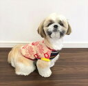 その他の小型犬服はこちら ＜夏でも洋服を着てほしいワケ＞ ワンちゃんは肉球にしか汗腺がなく、発汗による 体温調節がほとんどできないので暑さが苦手です。 そのため日差しの強い屋外や 熱のこもりやすい車内など 熱中症を引き起こしやすくなります。 ＜汚れ防止＞＜怪我や虫から守る＞ 雨上がりの路面や草むらなどが濡れている時に散歩をするとお腹周りが汚れることも。 草木が生い茂った場所では小枝で怪我をしたり、ダニ、蚊などの虫が毛の中に入り込むこともあります。 また、ワンちゃん同士がじゃれ合うドッグランでは服を一枚着せて、全身の汚れから守ることも。 ＜冷房対策＞ 飼い主さんにとっては適温でもワンちゃんにとっては 寒すぎるという場面もあります。そんなとき 洋服を1着、バッグに忍ばせておくのもgood！ ティリリ♪ティリリ♪ティリリ♪ 自然とあの音が聞こえてきそうな ポテトモリモリの接結ニット素材を使用。 リブ、前身ごろもカラフルでポップに仕上げました。 素材は綿100％です。 リブは綿95％　ポリウレタン5％です。 中型犬、ダックスサイズもご用意しております。 抜け毛予防にもお勧めで 肌触りにも考慮しております。 ご家庭で洗濯できますが ネットに入れての洗濯を おススメしております。 モニターの発色の具合によって 実際のものと色と異なる場合が ございますので予めご了承くださいませ。 その他の小型犬服はこちら 商品詳細 サイズ SS　首周り17cm〜24cm　胴回り30cm〜35cm　着丈22cm S　首周り23cm〜28cm　胴回り34cm〜40cm　着丈23cm M　首周り28cm〜34cm　胴回り38cm〜44cm　着丈24cm L　首周り33cm〜38cm　胴回り43cm〜49cm　着丈26cm LL　首周り38cm〜42cm　胴回り50cm〜55cm　着丈30cm 春 夏 秋 冬 春服 夏服 秋服 冬服 春夏 秋冬 涼しい 虫よけ 部屋 部屋着 パジャマ 防寒 暖かい 日除け ＃チワワ ＃トイプードル #柴犬　#ペット服　#いぬ服　#犬服　＃ビーグル＃ダックス＃シーズー＃フレンチブルドッグ　#中型犬　#小型犬 #パピー　