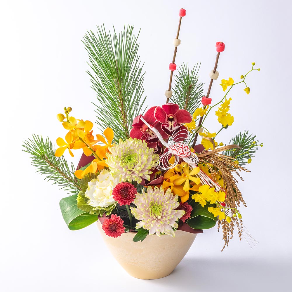 伸びやかな枝に添えられた赤と白の「花餅（餅花）」と垂れ下がる「稲穂」が、新春ならではのおめでたさと豊作・繁栄の情趣を漂わせます。縁起の良い水引ピックが入り、どこから見ても華やかで洗練された佇まいに仕上げました。「新しい1年が笑顔で満たされますように」という心を込めた新春のご挨拶や、ご実家・義実家への特別なお祝いギフトとしてもおすすめです。商品番号：7756GA67お届け2026/12/27 から 2026/12/30まででご指定ください※お届け日指定締切 2026/12/24 以降は指定不可注文締切2026/12/27　14:00まで商品内容生花（シンビジュウム、マム、ラン、ハボタン、松、グリーン）、ドライ（花餅）、アーティフィシャルフラワー（稲穂）樹脂製花器、水引ピック、ラッピングペーパー大きさ高さ：約43cm　幅：約38cm　奥行き：約23cm　重さ:2kg商品同梱物品質カード:お手入れのしおり、品質上のトラブルの際の連絡先（お客様相談室）注意事項※商品の色・形態は、多少写真と異なる場合がございます。※記載されている以外の写真の小物類は商品に含まれません。※お届けの際、お花の開花状況には個体差がございます。【お届けについて】※お届け日を必ずご指定ください。カートページでお届け日をご選択いただかない場合は、ご購入いただく商品の最短のお届け日でご手配させていただきます。※お届け日は『カートボタン前』、もしくは『購入手続き画面のお届け日選択』にてご指定いただけます。※配送期間の限られた商品がござます。決められた期間内で、お届け日をご指定ください。※お届け出来ないお日にちを選択の場合、キャンセルさせていただく場合がございます。配送期間をよくご確認の上、ご注文ください。※14時以降のご注文はプラス1日お時間をいただきます。※他の商品との同梱は承っておりません。1商品1梱包となります。※離島・郡部など、一部お届けできない地域があります。▼詳細はこちら。【ご購入前に必ず、お読みください】※お支払い・お届けに関する　▼詳細はこちら。※ご不明点は、▼ヘルプページにてご確認頂けます。