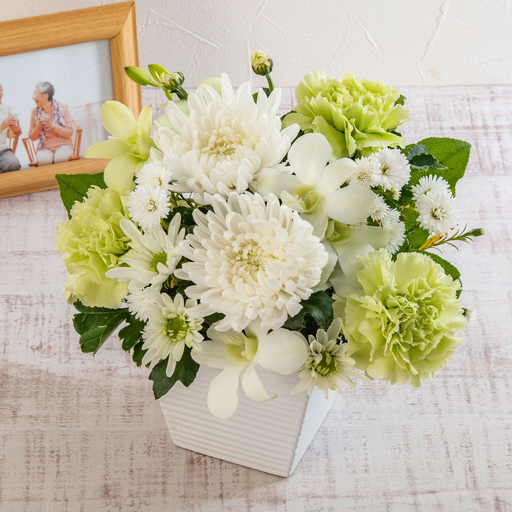 お供え 花 お供え用 アレンジメント「涼華(すずか)」 日比谷花壇 お供え花 供え花 供花 法事 仏事 喪中 お彼岸 仏花 お悔み 命日 生花 一周忌 告別式 お通夜 四十九日 メッセージカードのサムネイル