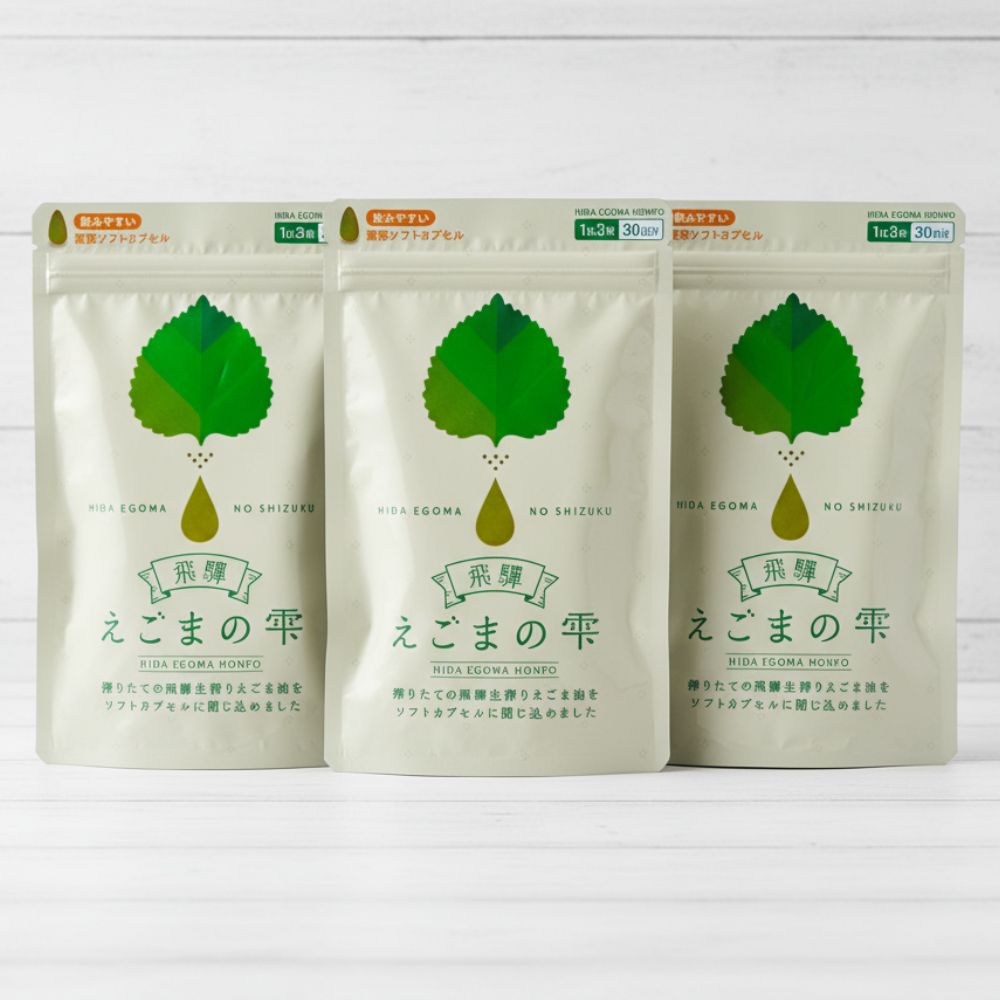 商品説明 名称 えごま油含有加工食品 原材料名 食用えごま油（えごま種子（岐阜県飛騨地方産））／ゼラチン、グリセリン 内容量 45.0g（1粒重量：500mg、1粒内容量：300mg）×90粒 賞味期限 枠外下部に記載 保存方法 高温多湿・直射日光を避け、できるだけ涼しい場所で保存してください 製造者・販売者 えごま油搾油：飛騨えごま本舗：有限会社萬里 岐阜県高山市石浦町7丁目586番地 TEL:0577-57-7801 加工所 カプセル：中日本カプセル株式会社　養老工場 岐阜県養老郡養老町一色1176番地 搾りたての飛騨えごま油を、毎日の習慣に。 「飛騨えごまの雫 ソフトカプセル」は、 カプセル製造のタイミングに合わせて搾油した 新鮮な飛騨えごま油だけを使用しています。 飲みやすく続けやすいカプセルタイプです。 食生活のバランス、気になりませんか？ ・外食が多く、食事バランスが気になる。 ・魚を毎日は食べられない。 ・オメガ3やα-リノレン酸が気になり始めた。 ・えごま油に興味はあるけれど、味や匂いが不安…。 そんな声から生まれたのが、飛騨えごまの雫ソフトカプセルです。 搾りたての飛騨えごま油をそのまま閉じ込めた、 “手軽に続けられる”新しい形のえごま習慣をお届けします。 飛騨えごまの雫 ソフトカプセルとは？ 岐阜県・飛騨高山で育った「飛騨えごま」を、 カプセル製造のスケジュールに合わせて搾油し、 できる限り新鮮な状態でカプセルに封入しています。 飛騨産えごま油100％使用 搾りたてのオイルをカプセルに充填 味や匂いが気になる方にも飲みやすい えごま油が初めての方や、味に抵抗がある方でも続けやすいのが特徴です。 飛騨えごま本舗の3つのこだわり 1. 搾りたてへの徹底したこだわり えごま油はデリケートで酸化しやすいため、飛騨えごま本舗では実のまま保管し、必要な量だけ搾油しています。 カプセル製造も同様に、タイミングに合わせて搾油→すぐ充填することで、新鮮さを大切にしています。 2. 岐阜県HACCP導入施設認定の自社搾油所 高山市にある自社搾油所は、岐阜県HACCP導入施設の認定を取得。 えごまの受け入れから洗浄・乾燥・搾油までを一貫管理しています。 どこの畑で育ったえごまか、誰が育てたものかがわかる“顔の見える品質”です。 3. 小粒で飲みやすく、続けやすい ソフトカプセルは小粒で飲みやすく、持ち運びもしやすい形状。 えごま油独特の風味が苦手な方にも取り入れやすい仕様です。 民宿の食卓から生まれた「飛騨えごま物語」 飛騨えごま本舗の原点は、飛騨高山の小さな民宿でした。 そこでは、地域の伝統食材「あぶらえ（えごま）」を使った料理をお出ししていました。 しかし、ある時期から飛騨えごまの栽培量が激減。 「えごま料理そのものが消えてしまうかもしれない」――。 その危機感から、農家さんと共に栽培を支え、自社搾油所を立ち上げました。 飛騨えごまの魅力を全国へ。地域の元気と、皆様の健康意識を支えたい。 そんな想いから誕生したのが「飛騨えごまの雫 ソフトカプセル」です。 こんな方の毎日に 食事バランスが気になり始めた方 魚料理が少なく、オメガ3を意識したい方 えごま油の味や匂いが苦手な方 忙しくて料理に手間をかけられない方 家族みんなで続けたい方 お召し上がり方・内容量 ●1日の目安：3〜9粒を目安に、水などと一緒にお召し上がりください。 ●内容量：90粒（約30日分） ●原材料名：えごま油（岐阜県飛騨産）、ゼラチン、グリセリン ※本品は疾病の診断・治療・予防を目的としたものではありません。 ※薬を服用中の方、通院中の方は医師・薬剤師へご相談ください。 よくあるご質問 Q. いつ飲めばいいですか？ A. 決まった時間はありません。習慣化しやすいタイミングでお飲みください。 Q. 風味は気になりますか？ A. カプセルに包まれているため、液体えごま油に比べて味や匂いは感じにくくなっています。 Q. 他のサプリと併用できますか？ A. 一般的には問題ありませんが、気になる場合は医療専門家へご相談ください。 Q. どう保管すればいいですか？ A. 高温多湿を避け、涼しい場所で保管してください。 オメガ3・α-リノレン酸を意識したい方へ えごま油に含まれるオメガ3系脂肪酸「α-リノレン酸」は、普段の食事では意識しないと不足しがちな成分と言われています。 魚を毎日食べるのは難しい…という場合にも、手軽に摂り入れられるカプセルタイプが便利です。 飛騨えごまの雫 ソフトカプセルは、飛騨高山で育ったえごまの搾りたてオイルを使用。 「毎日の食事バランスを整えたい」「手軽にオメガ3を意識したい」という方におすすめです。 【検索キーワード】 飛騨えごまの雫 ソフトカプセル / 飛騨えごま / 飛騨えごま油 / えごま油 カプセル / えごま サプリ / えごま オイル サプリ / オメガ3 サプリ / オメガ3 脂肪酸 / αリノレン酸 / α-リノレン酸 / 国産 えごま油 / 国産 えごま サプリ / 飛騨高山 特産 / 飛騨 高山 えごま / 健康習慣 サプリ / 生活習慣 サポート / 中高年 健康 サプリ / ソフトカプセル えごま / 搾りたて えごま油 / 農家直送 えごま / 国産オイル サプリ