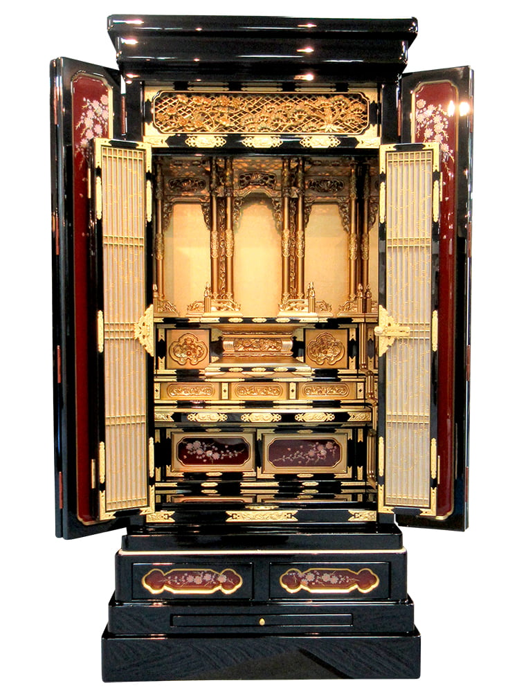 仏壇・仏具・位牌のひだまり仏壇の金仏壇・姫松 経机付 43-18号【金仏壇】【浄土真宗】枝垂桜の蒔絵と経机がセットになった京型別台の金仏壇。和の雰囲気漂う桜と紅溜塗りの戸裏が非常に美しく仕上がった金仏壇。｜アングル2