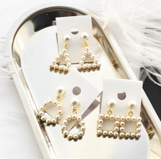 パールフレームプチピアス　　在庫処分　プレゼント 彼女 女性 誕生日 クリスマス 大人 おしゃれ 入学式 入園式 卒業式　小さめ