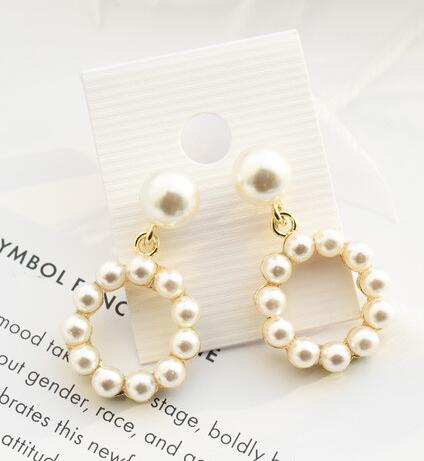 パールフレームプチピアス　　在庫処分　プレゼント 彼女 女性 誕生日 クリスマス 大人 おしゃれ 入学式 入園式 卒業式　小さめ