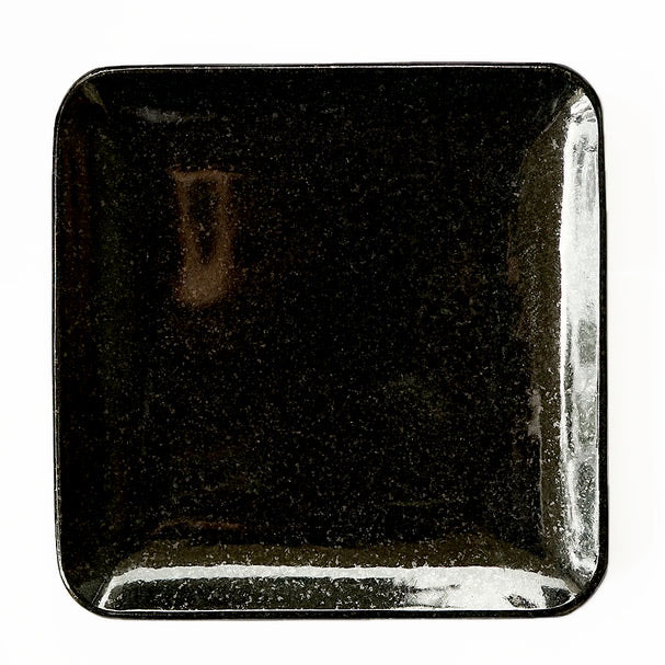 石安株式会社 御影石大皿 on-dish round plate 24cm 小ぶりで取り皿サイズ、丸みのある角が特徴の16cm四方のお皿。みかげ石の特性を活かすことで、耐久性に優れ、光沢感があり、他にない高い保温性や保冷性を実現いたしました。スタイリッシュな形で和洋中問わず、どんな料理にでも合います。 素材 黒御影石 サイズ 160mm×20mm / 約0.6kg 対応温度 -20℃から200℃ カラー ブラックグラナイト、スターギャラクシー、インパラブルー ※ご注意 ※直火でのご利用はできません。 ※200℃以上の高温に温めると割れる恐れがあります。 ※急激な温度変化があると割れる恐れがあります。急熱や急冷は避けてください。 ※天然石のため、目には見えないクラックが入っている場合があります。もしレンジで温めた際などに割れてしまった場合はご連絡ください。 ※レンジで温めた際はお皿が熱くなりますので、やけどにご注意ください。 お支払方法 クレジットカード、銀行振込、後払い決済（手数料別途必要）、Apple Pay、セブンイレブン（前払）、ローソン、郵便局ATM等（前払）よりお選びください。 ■銀行振込、後払い決済の手数料はお客様負担となりますのでご了承ください。