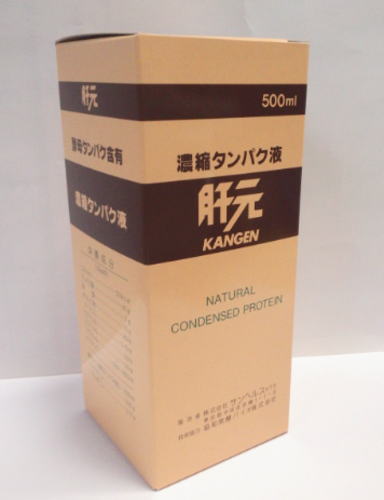 　　　　　　　　　　　酵母タンパク含有 　　　☆★☆ 濃縮タンパク液「肝元」 ☆★☆ 質の良いタンパク質の補給は健康のために大切なことです。 肝元は濃縮ですから、少量で良質のタンパク質を補うことが出来ます。 脂肪分もゼロですので長期にわたって飲んでもご心配ありません。 働き過ぎの身体に肝元（良質のタンパク質）を補給して下さい。 サンヘルス 肝元の特長 ◆酵素分解法によってつくられた濃縮タンパク液です。 ◆液体ですから体に負担をかけずに良質の動物性タンパク質を摂ることができます。 ◆アミノ酸のなかでも中高年に大切なアルギニンとメチオニンを強化しております。 ◆システイン、グリシン、グルタミン酸の3つのアミノ酸より構成された酵母タンパク（システインペプチド含有）が強化されています。 私たちの体は、半分以上が水分、残りは脂肪やミネラル、タンパク質でできています。 そこでタンパク質の補給が必要になるのですが、このタンパク質は植物性のものより動物性のほうが、大切だといわれています。 なぜなら動物性のタンパク質のほうが栄養価が高いからです。 タンパク質の栄養価は、それを構成するアミノ酸の種類と量によって優劣が決まります。 良質のタンパク質を摂ることが大事なポイントです。 そこで、濃縮タンパク液「肝元」です。動物性タンパク質を原料としてつくられた「肝元」は脂肪分はゼロ。長期にわたって飲んでも心配はなく、良質のタンパク質を摂ることができます。 また酵母タンパク（システインペプチド含有）を強化し内容成分をより充実させました。 サンヘルス 肝元の原材料名 コラーゲンペプチド（ドイツ製造）、還元麦芽糖水飴、果糖、酵母エキス、キダチアロエエキス、サイクロデキストリン、V.C、クエン酸、香料、メチオニン、アルギニン、保存料（安息香酸Na）、V.B1、V.B2、V.B6 サンヘルス 肝元の栄養成分表示 100ml当たり エネルギー：210kcal、タンパク質：40g、脂質：0g、炭水化物：13g、食塩相当量：0.3556g、ビタミンB1：1～5mg、ビタミンB2：2.6mg、ビタミンB6：2.6mg、ビタミンC：800～2800mg 酵母エキス（酵母タンパク含有）・・・1000mg L-メチオニン・・・0.56g L-アルギニン・・・0.14g タンパク質：4.0g、脂肪：0g、炭水化物：5g、V.B1：4mg、V.B2：2.6mg、V.B6：2.6mg、V.C：2.8mg アルギニン：2.88g、リジン：1.39g、ヒスチジン：0.25g、ウェルアラニン：075g、チロシン：0.11g、ロイシン：1.19g、イソロイシン：0.55g、メチオニン：0.50g、バリン：1.00g、アラニン：3.7g、グリシン：9.05g、ブロリン：5.00g、グルタミン酸：4.00g、セリン：1.15g、スレオニン：0.72g、アスパラギン酸：2.12g、シスチン：0.04g サンヘルス 肝元のお召し上がり方 「肝元」は、冷蔵庫で冷やしておいて、そのままお飲み下さい。 水で薄めてお飲みいただいでも結構です。 ひとつめの目安として1日30ml～40mlをお飲みください。 食生活は、主食、副菜を基本に食事のバランスを。 取り扱い上の注意 ・開封後は冷蔵庫に保存し、1ケ月以内にお飲みください。 ・直射日光下や湿度の高くなる場所での保存はお避け下さい。 ・摂取につきましては適量をお守りください。 ・アレルギーをお待ちの方はお召し上がりをお控えください。 ・乳幼児の手の届かない所に保管して下さい。 商品名 濃縮タンパク液 肝元 名　称 酵母タンパク含有 内容量 500ml 保存方法 直射日光・高温多湿を避けて保管してください。 使用期限 パッケージに記載 広告文責 有限会社　横川ヤマト TEL 082-295-1732 メーカー サンヘルス お客様相談窓口 0120-005-341（土・日・祝除く）9：00～17：00 製造・区分 日本・清涼飲料水 JAN：コード 4905308838170 ＜購入時の注意事項＞ ・予告無くパッケージが変更になる場合がありますので予めご了承下さい。 ・製造・取扱い中止の場合にはキャンセル処理をさせて頂く場合がございます。 ・お客様のご都合によるご注文内容の変更・キャンセル・返品・交換はお受けできません。 ・開封後の返品・交換は一切お受けできません。血圧が高めの方歯槽膿漏が気になる鼻の疾患でお悩みの方耳の疾患でお悩みの方アレルギー体質の方腎疾患が気になるどうき・息切れ便秘でお困りの方痔のお薬喉の渇きが気になる乳腺炎でお悩みの方眼精疲労炎症性・化膿性疾患せき・たんストレスが気になる滋養強壮しびれが気になるむくみが気になる胃腸が気になる神経痛・リウマチ不眠でお悩みの方排尿困難更年期が気になるだるさ・やる気肝疾患が気になる生活習慣病健康美容が気になる肝臓疾患でお悩みの方アレルギー性鼻炎気になる脂肪生理不順の方皮膚炎が気になる介護系商品デリケートゾーン生活習慣病でお悩みの方気になる健康茶気になる植物多糖類おすすめの乳酸菌アサイ有機ゲルマニウムオーサワジャパン正官庄高麗人参デンタルケア赤ちゃんの夜泣きうっかりが気になる気になる乳酸菌