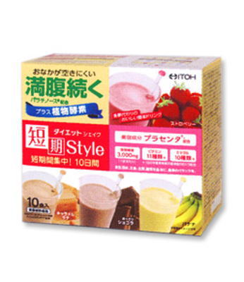 短期スタイル　ダイエットシェイク ＜短期スタイル ダイエットシェイクの原材料名＞ 【ストロベリー】 パラチノース、大豆たんぱく末（遺伝子組換えでない）、難消化性デキストリン、マルトデキストリン、イチゴ果汁パウダー、ミネラル含有酵母、豚プラセンタエキス、植物発酵エキス（植物発酵抽出物、デキストリン、マルトデキストリン）、卵殻Ca、香料、糊料（グルコマンナン）、野菜色素、酸味料（クエン酸）、酸化Mg、V．C、甘味料（アスパルテーム・L−フェニルアラニン化合物）、ピロリン酸鉄、V．E、ナイアシン、パントテン酸Ca、V．B1、V．B6、V．B2、V．A、葉酸、V．D、V．B12 ※原材料の一部に小麦、キウイフルーツを含む） 【あっさりショコラ】 パラチノース、大豆たんぱく末（遺伝子組換えでない）、ココアパウダー、難消化性デキストリン、マルトデキストリン、ミネラル含有酵母、食塩、豚プラセンタエキス、植物発酵エキス（植物発酵抽出物、デキストリン、マルトデキストリン）、卵殻Ca、香料、糊料（グルコマンナン）、酸化Mg、V．C、甘味料（アスパルテーム・L−フェニルアラニン化合物）、ピロリン酸鉄、V．E、ナイアシン、パントテン酸Ca、V．B1、V．B6、V．B2、V．A、葉酸、V．D、V．B12 ※原材料の一部に小麦、キウイフルーツを含む 【キャラメルラテ】 パラチノース、大豆たんぱく末（遺伝子組換えでない）、難消化性デキストリン、インスタントコーヒー、マルトデキストリン、ミネラル含有酵母、豚プラセンタエキス、植物発酵エキス（植物発酵抽出物、デキストリン、マルトデキストリン）、卵殻Ca、香料、糊料（グルコマンナン）、酸化Mg、クチナシ黄色素、V．C、甘味料（アスパルテーム・L−フェニルアラニン化合物）、ピロリン酸鉄、V．E、ナイアシン、パントテン酸Ca、V．B1、V．B6、V．B2、V．A、葉酸、V．D、V．B12 ※原材料の一部に小麦、キウイフルーツを含む 【バナナ】 パラチノース、大豆たんぱく末（遺伝子組換えでない）、難消化性デキストリン、マルトデキストリン、バナナパウダー、ミネラル含有酵母、豚プラセンタエキス、植物発酵エキス（植物発酵抽出物、デキストリン、マルトデキストリン）、卵殻Ca、香料、糊料（グルコマンナン）、酸化Mg、クチナシ黄色素、酸味料（クエン酸）、V．C、甘味料（アスパルテーム・L−フェニルアラニン化合物）、ピロリン酸鉄、V．E、ナイアシン、パントテン酸Ca、V．B1、V．B6、V．B2、V．A、葉酸、V．D、V．B12 ※原材料の一部に小麦、キウイフルーツを含む） ＜短期スタイル ダイエットシェイクの主成分　1袋25g当たり＞ パラチノース：13g、植物発酵エキス：mg、プラセンタエキス：20mg ＜短期スタイル ダイエットシェイクのお召し上がり方＞1日当たり1〜2袋（1回1袋/25g)を目安に200mlの牛乳に混ぜてお召し上がり下さい。 ＜注意事項＞ 体質的に合わない場合にはお召し上がりにならないようにして下さい。 アレルギーをお持ちの方は、内容成分を良くご確認ください。 乳幼児の手の届かない所に保管して下さい。 商品名 短期スタイル　ダイエットシェイク 名　称 短期スタイル　ダイエットシェイク 内容量 25g×10袋 保存方法 直射日光、高温多湿を避けて保存して下さい。 賞味期限 パッケージに記載 広告文責 有限会社　横川ヤマト TEL 082-295-1732 メーカー 井藤漢方製薬 製造国・区分 日本・ダイエット食 6缶JANコード 4987645492932 ＜ご購入時の注意事項＞ 予告無くパッケージが変更にある場合がありますので予めご了承下さい。 製造・取扱い中止の場合にはキャンセル処理をさせて頂く場合がございます。 お客様のご都合によるご注文内容の変更・キャンセル・返品・交換はお受けできません。血圧が高めの方歯槽膿漏が気になる鼻の疾患でお悩みの方耳の疾患でお悩みの方アレルギー体質の方腎疾患が気になるどうき・息切れ便秘でお困りの方痔のお薬喉の渇きが気になる乳腺炎でお悩みの方眼精疲労炎症性・化膿性疾患せき・たんストレスが気になる滋養強壮しびれが気になるむくみが気になる胃腸が気になる神経痛・リウマチ不眠でお悩みの方排尿困難更年期が気になるだるさ・やる気肝疾患が気になる生活習慣病健康美容が気になる肝臓疾患でお悩みの方アレルギー性鼻炎気になる脂肪生理不順の方皮膚炎が気になる介護系商品デリケートゾーン生活習慣病でお悩みの方気になる健康茶気になる植物多糖類おすすめの乳酸菌アサイ有機ゲルマニウムオーサワジャパン正官庄高麗人参デンタルケア赤ちゃんの夜泣き皮膚病でお困りの方気になる乳酸菌