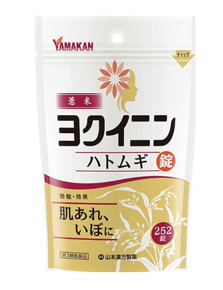 　　　　　　≪第3類医薬品≫ 　　☆★☆ ヨクイニン（ハトムギ）錠☆★☆ 【肌あれ・イボ】 イボ治療に用いられる漢方として有名なヨクイニン（ハトムギ）は、優れた利尿作用によるデトックス効果や、新陳代謝を促進して肌を活性化すると考えられています。 ◆ヨクイニン（ハトムギ）錠の特長○創業以来徹底した品質管理で「安心・安全」な製品をお届けしております。 　漢方製薬メーカーとして、国内自社工場での一貫生産にこだわり、商品特性に合わせて原産地から選定し、本社試験室や外部検査機関で、残留農薬試験、成分分析を行い、多数のチェック項目を全てクリアした製品のみを使用し安心・安全を確保しています。 ○利用満足度高く創業以来40年のロングセラー 山本漢方のヨクイニン（ハトムギ）シリーズは、創業以来高い満足度を頂いている40年を超えるロングセラー商品です。山地・原料・製法から考え抜いたこだわりの商品を幅広いラインナップでご用意しております。 ◆ヨクイニン（ハトムギ）錠の原材料名本品1日量 18錠中 日本薬局方 ヨクイニン末 3000mg 日本薬局方 ヨクイニン末エキス 231mg（日局ヨクイニン3gに相当） 添加物として、部分アルファー化デンプン、結晶セルロース、含水二酸化ケイ素、メタケイ酸アルミン酸マグネシウム、ステアリン酸マグネシウムを含有します。 ◆ヨクイニン（ハトムギ）錠の効能効果いぼ、皮膚のあれ ◆ヨクイニン（ハトムギ）錠の用法・用量次の量を1日3回、食前又は食間に水または白湯で服用して下さい。 　※服用法及び用量に関する注意 　小児に服用させる場合には、保護者の指導監督のもとに服用させて下さい。 ◆ヨクイニン（ハトムギ）錠の保管及び取扱い上の注意（1）直射日光の当たらない湿気の少ない涼しい所に、チャックをしっかり閉めて保管してください。 （2）小児の手の届かない所に保管してください。 （3）他の容器に入れ替えないでください。（誤用の原因になったり品質が変わることがあります。） （4）使用期限を過ぎたものは服用しないでください。 （5）水分が錠剤につきますと、変色または色むらを生じることがありますので、誤って水滴を落としたり、濡れた手で触れないでください。 商品名 ヨクイニン（ハトムギ）錠 内容量 252錠 保存方法 開封後湿気を避け密封しお早めに 賞味期限 1年未満の商品は販売いたしません。 登録販売者 山田秀文（ヤマダヒデフミ） 広告文責 有限会社　横川ヤマト TEL 082-295-1732 メーカー 山本漢方製薬 お客様相談窓口 0120-410-912 製造・区分 日本・第3類医薬品 JAN：コード 4979654027465 副作用被害救済制度の問い合わせ先 （独）医薬品医療機器総合機構 （フリーダイヤル）0120-149-931 ＜購入時の注意事項＞ ・予告無くパッケージが変更にある場合がありますので予めご了承下さい。 ・製造・取扱い中止の場合にはキャンセル処理をさせて頂く場合がございます。 ・お客様のご都合によるご注文内容の変更・キャンセル・返品・交換はお受けできません。血圧が高めの方歯槽膿漏が気になる鼻の疾患でお悩みの方耳の疾患でお悩みの方アレルギー体質の方腎疾患が気になるどうき・息切れ便秘でお困りの方痔のお薬喉の渇きが気になる乳腺炎でお悩みの方眼精疲労炎症性・化膿性疾患せき・たんストレスが気になる滋養強壮しびれが気になるむくみが気になる胃腸が気になる神経痛・リウマチ不眠でお悩みの方排尿困難更年期が気になるだるさ・やる気肝疾患が気になる生活習慣病健康美容が気になる肝臓疾患でお悩みの方アレルギー性鼻炎気になる脂肪生理不順の方皮膚炎が気になる介護系商品デリケートゾーン生活習慣病でお悩みの方気になる健康茶気になる植物多糖類おすすめの乳酸菌アサイ有機ゲルマニウムオーサワジャパン正官庄高麗人参デンタルケア赤ちゃんの夜泣きうっかりが気になる気になる乳酸菌