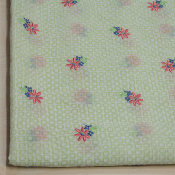 オーストリア コットン ガーゼ調エンブロイダリー ガーベラ風トリプルフラワー刺繍onラフスクエアープリント 片耳スカラップ ライムグリーン地×シュリンプピンク W[着分生地 85cm] 【送料無料】 【RCP】