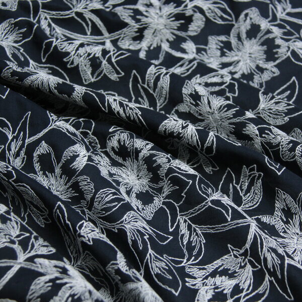 日本製 綿ローン刺繍 線画風フラワー 紺地×白 J 