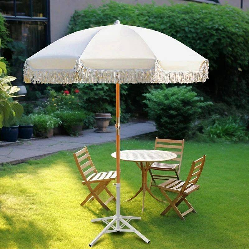 商品説明 【頑丈で丈夫】 ソリッドウッドフリンジパラソル、雨の後にポールが錆びる心配はありません！8本の強力なガラス繊維リブで、より耐久性が高く、強力です。強風に効果的に耐えることができ、横に倒れることはありません。 【傾斜&持ち運びが簡単】 アウトドア用のパラソルの傾斜設計は、太陽の位置に応じて角度を簡単に調整できます。したがって、パラソルを移動することなく一日中日陰を楽しむことができます。ソリッドウッドポールのパラソルはわずか4kg、キャリーバッグでどこにでも持ち運べます。（注意：ヒンジを整列させるためにつまみを調整してください。そうしないとつまみを締めることができず、ポールは伸びたままになります。 【テッセルデザイン】 美しいボヘミアンビーチのパラソルは、休息感をプラスします。その下でくつろぐと、まるでバケーション中のようです。テッセル付きのパティオパラソルで、普通のビーチでの日常をエキゾチックなバケーションに変えてください。ビーチデー、パティオテーブル、庭、家のプール、カフェショップなどに最適です。 【日除け】 フリンジのパラソルは、PA加工された高品質のポリエステル生地でできており、UPF50+で98％の紫外線から保護できます。直径24インチから38インチの丸形、正方形、または長方形のテーブルに2～4脚の椅子を置いて、素晴らしい日除けを提供します。友人や家族と一緒に夏の日を屋外で楽しむのに最適です。 【おすすめ&メンテナンス】 エレガントなデザインとクラシックなスタイルで、テッセル付きのパラソルは完璧な選択肢です。商品の品質をさらに維持し保護するために、使用しないときは屋内にカバーをかけたり、保管したりすることが最善です。何か問題や懸念がある場合は、お気軽にお問い合わせください。注意：通常、パラソルの表面は異なる光の下で色の違いがある場合があります。ビーチ傘のベースは含まれていません。