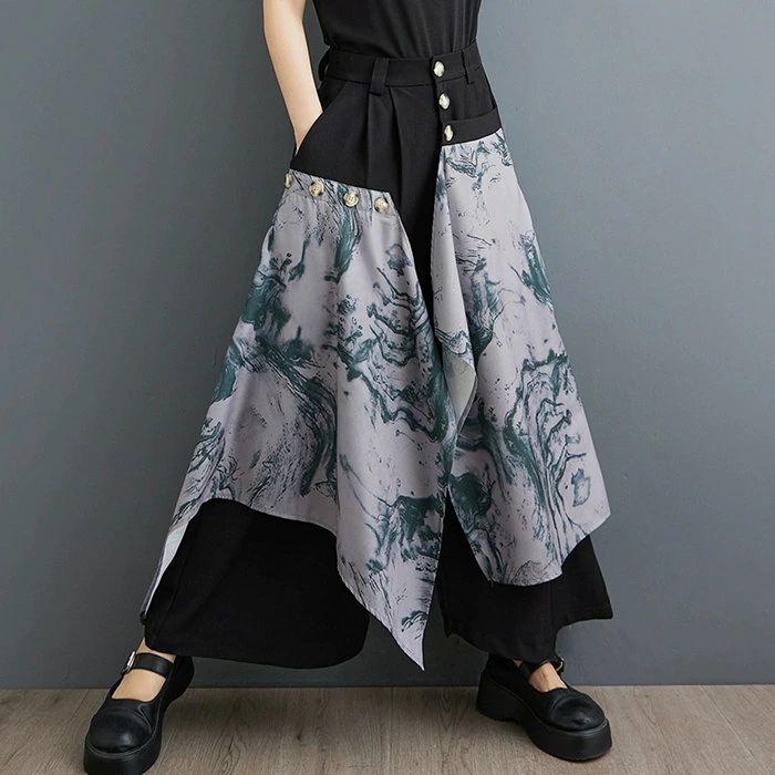 商品詳細 特徴 ゆるっとリラックスモードで着用できるパンツ。 腿から裾にかけてゆったりとしたバルーンシルエット(ワイドテーパード）になっています。 股上深めのハイウエストタイプなので、脚長効果抜群。 しゃがんでも背中が見えないのも嬉しい。 素材 ポリエステル サイズ ウエスト:72-94cm/総丈:90cm 生産国 中国 ご注意点 ◆洗濯の場合もほかの物と一緒に洗うと、色移りしますのでご注意ください。お洗濯については、単体で洗濯していただくようお願いいたします。 ◆写真の撮り方や光の当て具合によって若干色合いが異なることがございますのでご了承くださいませ。 ◆個人採寸のため、1〜2cmの誤差は正常範囲内となりますが、御了承ください。