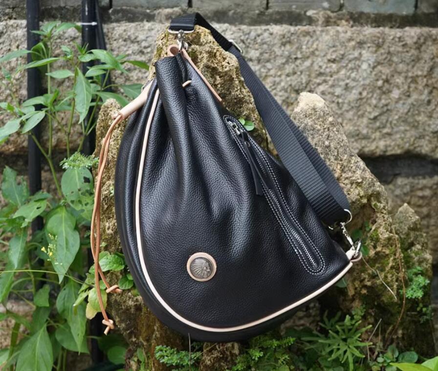採寸は下記通りです。 サイズ：高さ24cm 横36cm マチ8cm 収納可能サイズ: 財布、スマホ、化粧品など （素人の採寸のため、1～3cmぐらいの誤差はお許し下さい。） ■素材　（外側）:ヌメ革 （内側）:ポリエステル ■生地備考　 　【透け感】なし　　　【生地の厚さ】普通　　　【伸縮性】なし ■生産国　　中国製 ■注意事項 ※寸法は商品を平置きにし、外側から採寸したサイズです。メジャーでの採寸のため、多少の誤差がある場合がございますがご了承ください。 ※当店が取り扱っている商品は、海外からの買い付けが多いため、縫製が国内のものより雑な場合がございます。 「生地を織る際の糸の繋ぎ目や多少のほつれ、糸が出ている」などが生じる場合がございますが、品質上の問題ではないため、これらの理由では返品をお受けできません。 ※細部が画像と若干違う場合や日本語表示の品質タグがついていない場合もございます。気になさる方はご遠慮ください。 ※商品画像はできる限り実物の色に近づけるように加工しておりますが、お客様のご使用するモニター、照明により多少色の変化が感じられる場合がございます、ご了承ください。