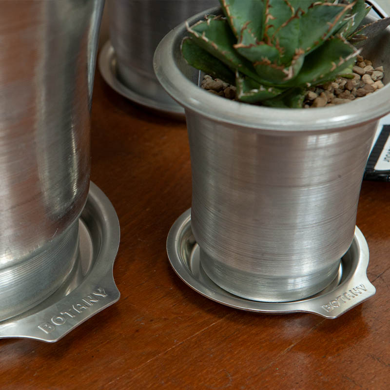 【アルミニウム ソーサー S】 「ALUMINUM POT S WITH SAUCER(Model:NB-0462S)」 対応ソーサー ※ソーサー単体での販売となります。 サイズ H.10mm W.91mm D.99mm 素材 アルミニウム(クリアラッカー仕上げ)
