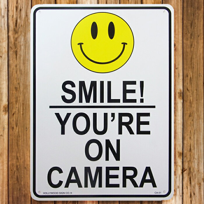 【メール便送料無料】 【看板】プラスチックサインボード 笑って！監視カメラに写ってます (SMILE! YOU'RE ON CAMERA) [CA-51] ■ 男前インテリア メッセージ サインプレート アメリカン雑貨