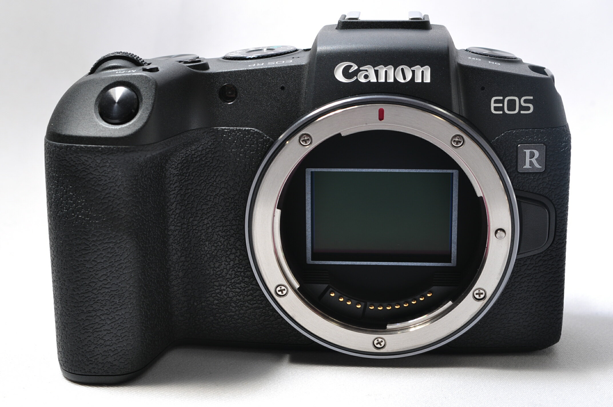 キヤノン Canon ミラーレス一眼 EOS RP ボディ ブラック ご覧頂きありがとうございます！ ★ 約2620万画素35mmフルサイズCMOSセンサーを搭載♪★ ★ 高速オートフォーカスでチャンスを逃さない デュアルピクセルCMOS AF♪ ★ ★ 暗がりでも合焦 低輝度合焦限界EV−5♪★ ★ 動く人物撮影に効果 サーボAF対応の瞳AF♪★ ★ 全国送料無料♪★ ★ 安心の1か月保証付き♪★ 〜キヤノン Canon ミラーレス一眼 EOS RP ボディ ブラック〜 ◆コンディション◆ 外観スレキズ僅かで 綺麗なコンディションです♪ ファインダー内視界良好です。 シャッター含め機関絶好調で、 快適にお使いいただける状態です！ ◆付属品◆ ・ボディ ・ボディキャップ ・バッテリー ・充電器 ・ストラップ ・使用説明書(電子版)　　　　 ・当店1か月保証書 ★オマケ★ ・SDカード(16GB)