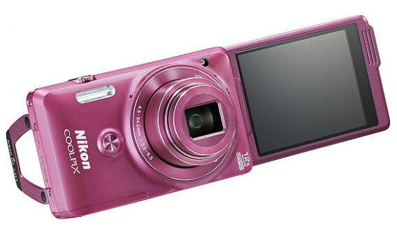 ご覧頂きありがとうございます！ ★ 液晶を180度回転できるバリアングルモニターに加え、 前面シャッターボタン・ジェスチャー操作・内蔵スタンドを搭載♪ 自撮りや集合写真を簡単に撮影可能 ★ 広角から超望遠まで1台で対応♪ ★ 撮影した写真をスマートフォンへ簡単に転送可能♪ ★ 全国送料無料♪ ★ 安心の1か月保証付き♪ 〜ニコン Nikon COOLPIX S6900〜 ◆コンディション◆ 外観はスレキズ僅かで キレイな状態です♪ ファインダー内視界良好です。 レンズ内はチリ、ホコリの混入少なく、 カビ、クモリなくスカッとクリアーです♪♪ オートフォーカス等、動作も絶好調です！ ◆付属品◆ ・カメラ本体 ・バッテリー ・ストラップ ・使用説明書(電子版) ・当店1か月保証書