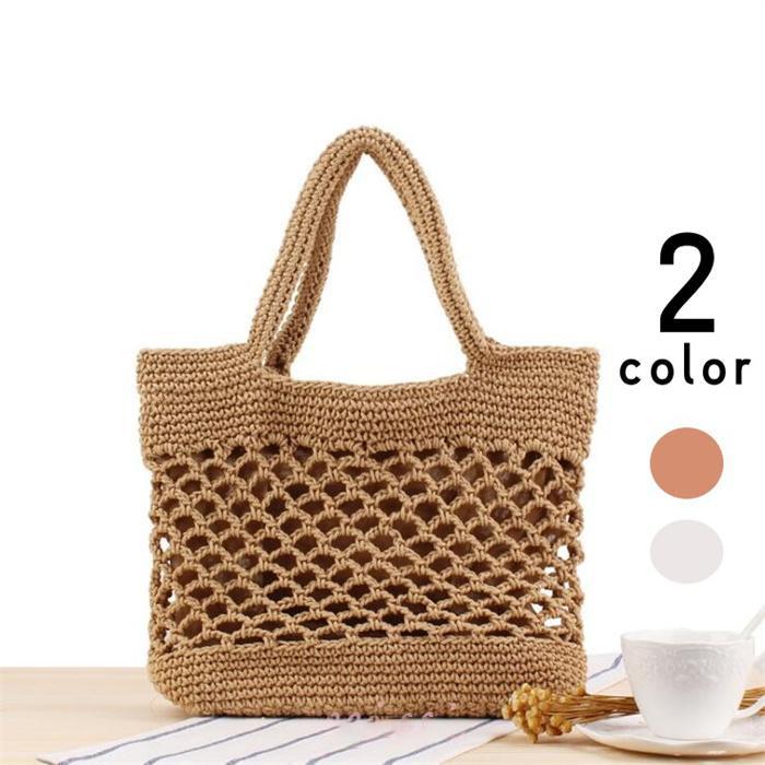 ■素材：ポリエステル/分類外繊維（紙） ■カラー：ベージュ、ブラウン ■サイズ：縦25cm×横33cm×マチ10cm（約） ■店頭及び屋外での撮影画像は、光の当たり具合で色味が違って見える場合があります。 ■商品の素材や測り方によって、若干の誤差が発生する場合もございます。 1-3 cmの誤差はご了承ください。 ■生産ロットにより、ファスナー金具部分のデザインが変わる場合もありますので、ご了承ください。