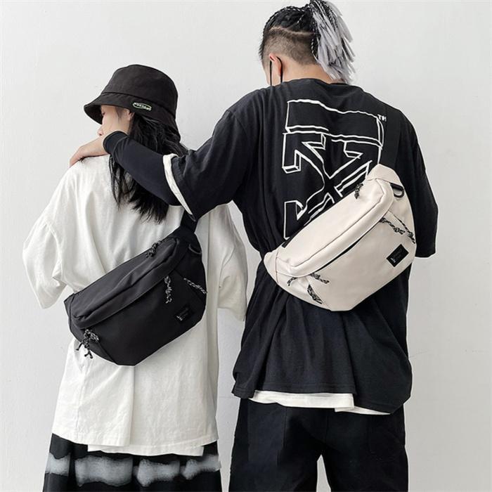 ■素材：ポリエステル/ナイロン ■カラー：ブラック、アイボリー ■サイズ：縦21cm×横37cm×マチ10cm（約） ■重量：約230g ■店頭及び屋外での撮影画像は、光の当たり具合で色味が違って見える場合があります。 ■商品の素材や測り方によって、若干の誤差が発生する場合もございます。 1-3 cmの誤差はご了承ください。 ■生産ロットにより、ファスナー金具部分のデザインが変わる場合もありますので、ご了承ください。 メーカー希望小売価格はメーカーサイトに基づいて掲載しています