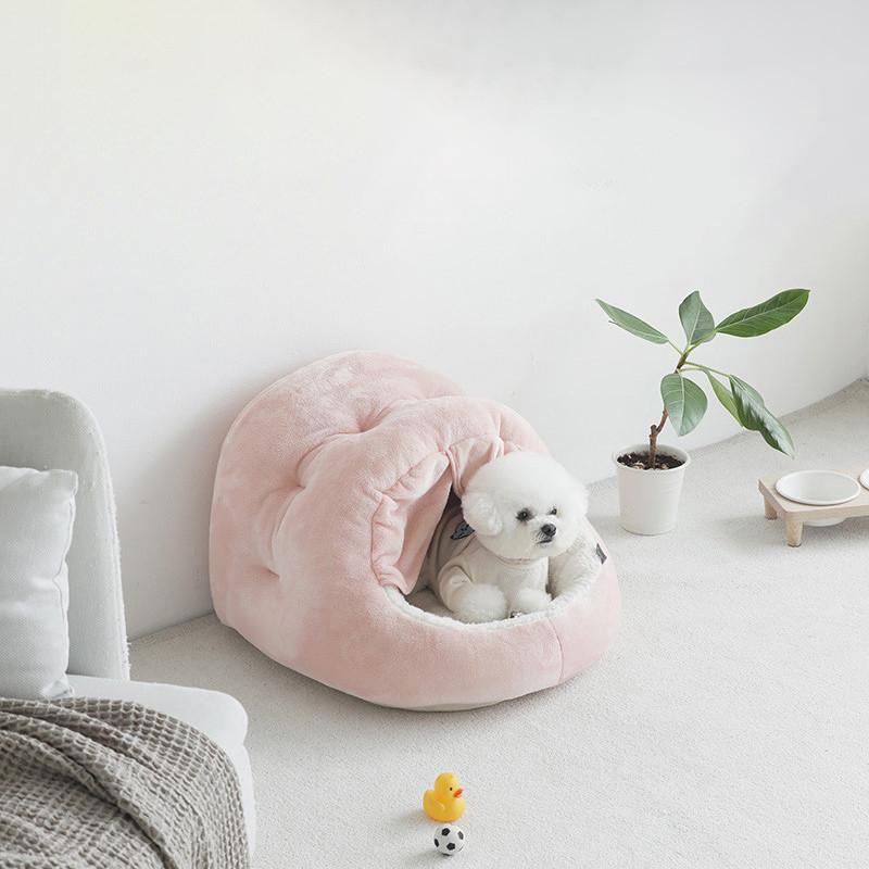 わんちゃん，ねこちゃんを優しく包み込む丸くてかわいいドームベッド寒い季節もわんちゃん，ねこちゃんが快適に過ごせますふんわりふかふかな触りごこち肌触りもさらさらで気持ち良いクッションは取り外し可能！クッションは手洗い可能ですホットカーペットも使えます サイズ：45*50*40cm 色：ピンク、グレー 素材：コットン 注意事項 ※ サイズ詳細等の採寸に関しまして、統一徹底を行っておりますが、若干の誤差がある場合がございます何卒ご了承ください ※ モニタ環境によって、商品の色合いが多少違う場合があります ※ 時も簡易梱包の為、お受け取り時にたたみ皺が有ると思いますが、ご了承ください ※何かご不明な点、ご要望などございましたら、メールにてお気軽に問い合わせください メーカー希望小売価格はメーカーサイトに基づいて掲載しています