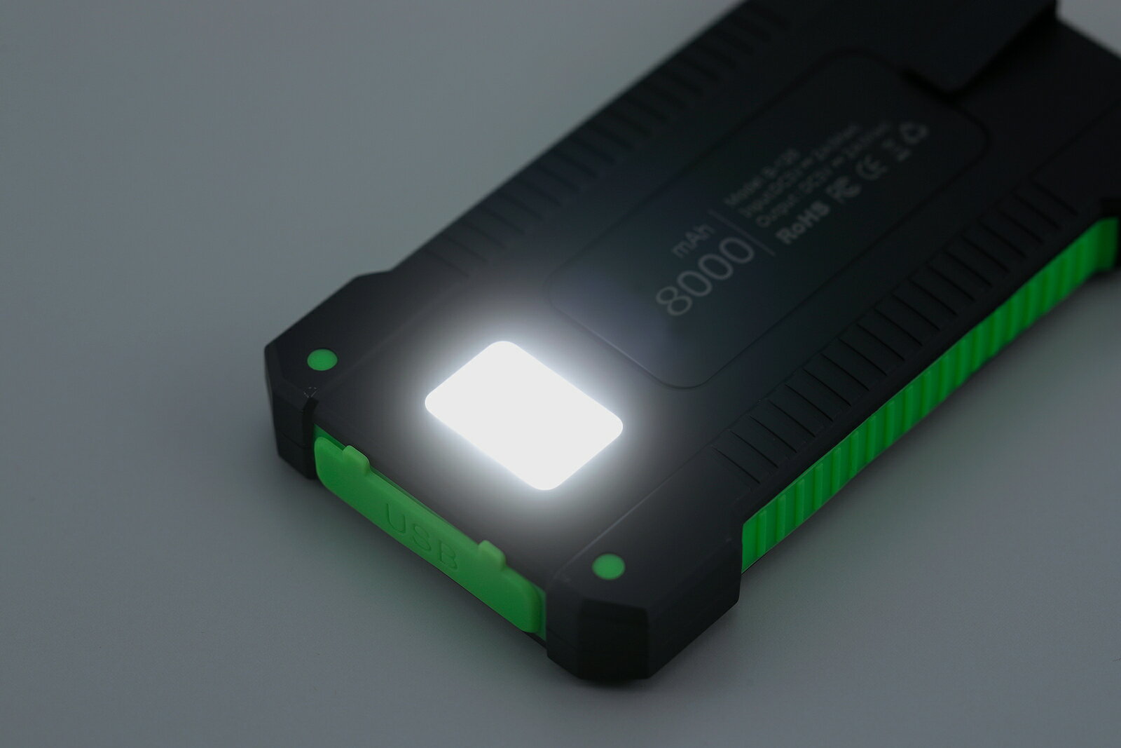 ソーラー＆USBパワーチャージャー 太陽光 USB 充電 SV-7282 モバイルバッテリー 災害時 キャンプ 釣り 遠出 旅行 カラビナフック 方位磁石 LED ライト フラッシュ スマートフォン 携帯電話 ポータブルTV イヤホン