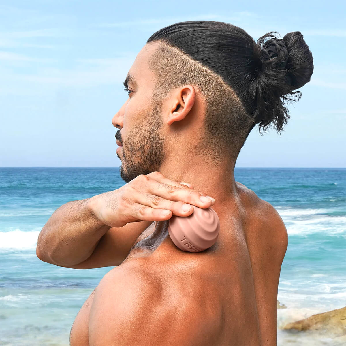 ヨガ＆フィットネス High-SKYの[30%OFF]マッサージボール 2個セット 固め 柔らかめ 大きめ 手のひら リンパ ピラティス コロコロ│トレイナー マッサージボール（2個セット） [TRNR] MASSAGE BALL 2 PACK │ストレッチ リラックス 筋膜リリース グッズ デトックス コリ改善 指圧 RVPB｜アングル2