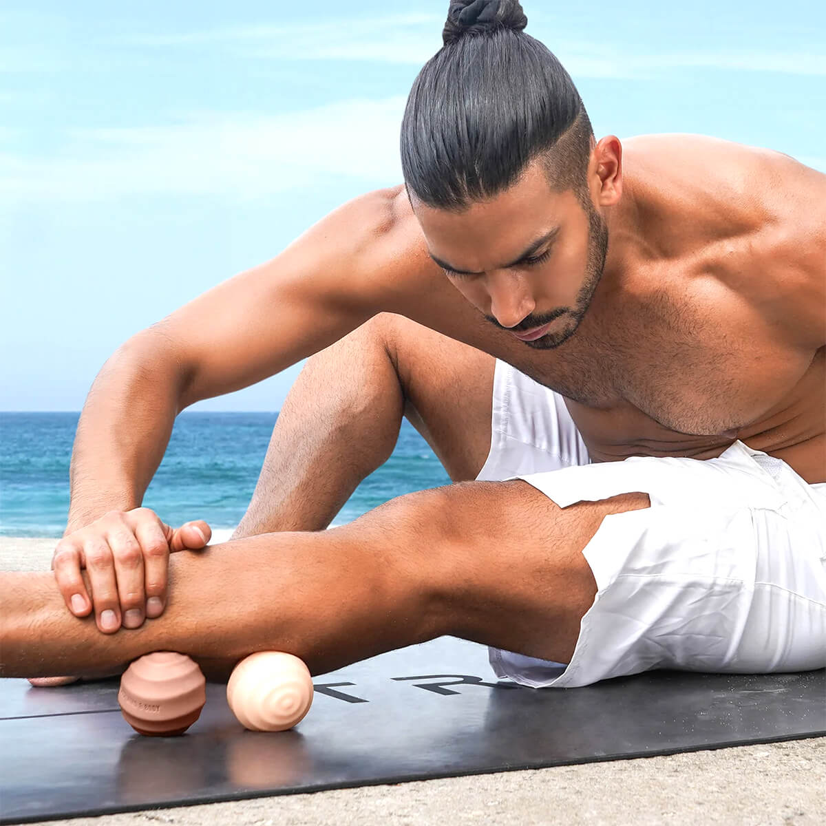 ヨガ＆フィットネス High-SKYの[30%OFF]マッサージボール 2個セット 固め 柔らかめ 大きめ 手のひら リンパ ピラティス コロコロ│トレイナー マッサージボール（2個セット） [TRNR] MASSAGE BALL 2 PACK │ストレッチ リラックス 筋膜リリース グッズ デトックス コリ改善 指圧 RVPB｜アングル3