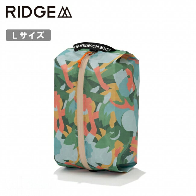 メーカー希望小売価格はメーカーカタログに基づいて掲載していますSpec ブランド名 RIDGE MOUNTAIN GEAR リッジマウンテンギア 商品名 JUN OSON×RIDGE Case L ジュンオソン×リッジケースL メーカー型番 サイズ 縦36.5cm×横15cm×側面のマチ13cm※メーカーサイズ参照 カラー 詳細 &nbsp; このスタッフサックに使用されているDyneema CT5K.18/wov.32cという素材は、使い込むほどにその表情が変わるのが特徴です。初めはパリッとした質感ですが、時間が経つにつれてシワが増え、全体的に柔らかくなっていきます。また、若干の縮みが生じることで、ファスナー部分に波打つような風合いが生まれ、マチの折り目が取れて角が丸みを帯びていきます。このエイジングによる変化は、単なる道具を超えて「自分だけのギア」へと育てていく感覚をもたらします。もちろん、変化した後も十分な強度を保ち、むしろ馴染みが増すことで、より使いやすくなるのも大きな魅力です。長く使い続けることで、手に馴染み、表情が豊かになっていきます。実用性だけでなく、愛着の湧く道具として育っていく楽しさも、このスタッフサックの大きな魅力だと感じています。----------------------------------------------------【素材】表面：50デニールのポリエステル(ポリエステル73%、ポリエチレン27%)中間層：ポリエチレン繊維(UHMWPE ファイバー)裏面：ポリエステルフィルム【重量】約34g【容量】約9L ------------------------------------------------------------ ※モニタやPC環境等により実物と多少色合いが異なって見える場合もございます。 ※外箱がある商品につきましては生産、運搬の過程上、商品の箱(外箱)に多少の汚れや、破れ等が生じる場合がございます。 予めご了承の上お買い求め頂きます様、よろしくお願いいたします。 ※パターン生地を使用している商品によってはパターン位置に個体差がございます。予めご了承下さい。 ※一部商品画像にメーカー提供画像を使用している商品もございますので、仕様が予告なく変更される場合がございます。 ※複数のショッピングモールで同時販売しておりますので、在庫切れになってしまう場合がございます。 厳重に注意し在庫システムで管理を行っておりますが、お買い上げいただいた商品が品切れになってしまう場合がございます。 また、人気商品に関しましても複数のお客様が一度に購入を行い、在庫の反映が間に合わずご購入できてしまう場合がございます。 その際はお客様には必ずご連絡をさせていただきますが、万が一入荷予定がない場合はキャンセルさせていただく場合がございます。 大変申し訳ございませんがあらかじめご了承ください。 ※メール便発送対象商品に関しましては、メール便規定料金にてお送りします。 ※ガス缶などをご使用いただく商品の場合、同メーカーのものをご使用いただくことを推奨しております。 製品不良などが起こった場合、保証対象外となる場合がございます。 ------------------------------------------------------------