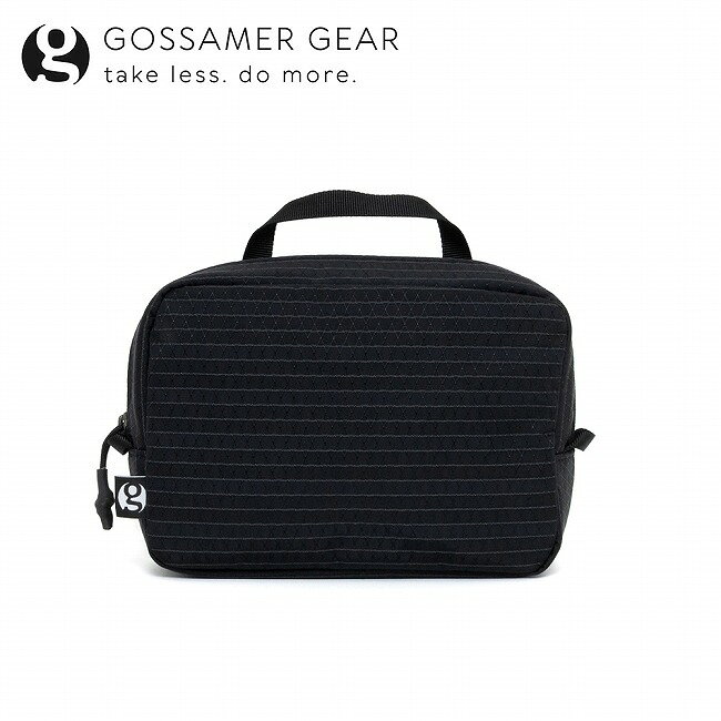 メーカー希望小売価格はメーカーカタログに基づいて掲載していますSpec ブランド名 GOSSAMER GEAR ゴッサマーギア 商品名 Jet Cube ジェットキューブ メーカー型番 GSCU0124-010 サイズ 縦約14×横約20×マチ約6cm※平置き採寸のため若干の誤差がある場合がございます。あらかじめご了承ください。 カラー Black 詳細 &nbsp; 「ジェットキューブ」は、ケーブルや充電器、ハードドライブを整理整頓できる自立型のテックポーチです。メッシュで仕切られた4つのコンパートメントにより、中身をきちんと分類でき、必要なものをすぐに見つけられます。【旅に最適なバッグ】リサイクルされた210Dロビックナイロンを使用して作られた「ジェットキューブ」は、軽量で耐久性に優れ、旅先での日々の使用にも耐える設計となっています。【特徴】・このリサイクルナイロンは廃棄された漁網から作られています。・高い強度・引き裂きに強く、耐摩耗性に優れています。【GOSSAMER GEAR ゴッサマーギア】Gossamer Gear(以下GG)は1998年カリフォルニア州カールスバッドで誕生しました。ブランド名のGossamerとは蜘蛛の糸や透き通るような薄い羽を意味し文字通りGGはUL(Ultralight)のパイオニアブランドです。創業者Glen Van Peskiが理想とする軽量で機能的なハイキングザックは話題を呼び、多くのハイカーの知るところとなりました。2005年に現在のテキサス州オースティンに移転し製品開発拠点としています。代表的なBackpack製品の一つである＜Gorilla＞は現在で5代目となり、＜Mariposa＞とともにGossamer Gearを代表する製品となっています。超軽量で耐久性のある素材は現在は主にrobicのリップストップナイロンを採用しています。GGの製品は主力製品のバックパックからテントやアクセサリーまで幅広く取り揃えています。快適なトレイルハイキングに欠かせないブランドです。----------------------------------【素材】Robic Nylon, Ocean Robic Nylon ------------------------------------------------------------ ※モニタやPC環境等により実物と多少色合いが異なって見える場合もございます。 ※外箱がある商品につきましては生産、運搬の過程上、商品の箱(外箱)に多少の汚れや、破れ等が生じる場合がございます。 予めご了承の上お買い求め頂きます様、よろしくお願いいたします。 ※パターン生地を使用している商品によってはパターン位置に個体差がございます。予めご了承下さい。 ※一部商品画像にメーカー提供画像を使用している商品もございますので、仕様が予告なく変更される場合がございます。 ※複数のショッピングモールで同時販売しておりますので、在庫切れになってしまう場合がございます。 厳重に注意し在庫システムで管理を行っておりますが、お買い上げいただいた商品が品切れになってしまう場合がございます。 また、人気商品に関しましても複数のお客様が一度に購入を行い、在庫の反映が間に合わずご購入できてしまう場合がございます。 その際はお客様には必ずご連絡をさせていただきますが、万が一入荷予定がない場合はキャンセルさせていただく場合がございます。 大変申し訳ございませんがあらかじめご了承ください。 ※メール便発送対象商品に関しましては、メール便規定料金にてお送りします。 ※ガス缶などをご使用いただく商品の場合、同メーカーのものをご使用いただくことを推奨しております。 製品不良などが起こった場合、保証対象外となる場合がございます。 ------------------------------------------------------------