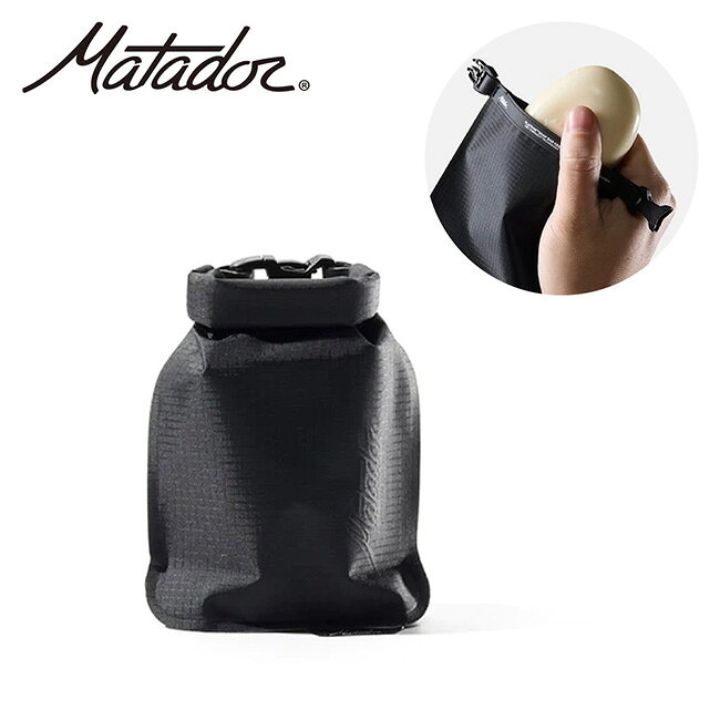 メーカー希望小売価格はメーカーカタログに基づいて掲載していますSpec ブランド名 Matador マタドール 商品名 フラットパック トラベルソープバーケース メーカー型番 20370090 サイズ H10×W9×D4cm※メーカーサイズ参照 カラー Charcoal 詳細 &nbsp; Matador マタドール フラットパック トラベルソープバーケースは、濡れた固形石鹸のスマートな持ち運びを可能にする超軽量ケースです。独自の「Dry-Through(ドライスルー)テクノロジー」を採用した透湿防水性素材により、フタを閉じて密閉した状態でも中の水分だけを外に逃がして石鹸をしっかりと乾燥させます。濡れたままの石鹸を入れても翌朝には乾燥するためベタつくことがなく、水や汚れを外に漏らさない溶着構造によりバッグの中の荷物を汚す心配もありません。石鹸のサイズに合わせてコンパクトにロールアップできるため、旅行や出張、キャンプやジムはもちろん、フェスやアウトドアで小銭や小物を保護するポーチとしても活躍。旅先での移動から日常のトラベルまで快適かつ安全にサポートします。お気に入りの石鹸からアウトドアの小物まで、シーンを問わずマルチに使える革新的なおすすめのアイテムです。■特徴【Dry-Throughテクノロジー】ケースを閉じ密閉した状態でも中の石鹸を乾燥させ、溶けやベタつきを防ぐ独自技術。【防水・溶着構造】水分や石鹸の汚れを内側に封じ込め、液漏れを防いで周囲の荷物を清潔に保護。【超軽量＆極薄ミニマル設計】プラスチック製の石鹸ケースに比べ、驚くほど軽くてかさばらない圧倒的なコンパクトさを実現。【サイズ調整可能なロールトップ】Hypalon製のロールトップとYKKバックルを採用。石鹸のサイズに合わせケース自体もスマートにフィット。【環境に優しい素材】環境や身体に配慮した有機フッ素化合物不使用(PFASフリー)の撥水加工のサステナブルな素材を採用。----------------------------------【重量】13g【素材】70デニールリップストップナイロン、有機フッ素化合物不使用(PFASフリー)の撥水加工 ------------------------------------------------------------ ※モニタやPC環境等により実物と多少色合いが異なって見える場合もございます。 ※外箱がある商品につきましては生産、運搬の過程上、商品の箱(外箱)に多少の汚れや、破れ等が生じる場合がございます。 予めご了承の上お買い求め頂きます様、よろしくお願いいたします。 ※パターン生地を使用している商品によってはパターン位置に個体差がございます。予めご了承下さい。 ※一部商品画像にメーカー提供画像を使用している商品もございますので、仕様が予告なく変更される場合がございます。 ※複数のショッピングモールで同時販売しておりますので、在庫切れになってしまう場合がございます。 厳重に注意し在庫システムで管理を行っておりますが、お買い上げいただいた商品が品切れになってしまう場合がございます。 また、人気商品に関しましても複数のお客様が一度に購入を行い、在庫の反映が間に合わずご購入できてしまう場合がございます。 その際はお客様には必ずご連絡をさせていただきますが、万が一入荷予定がない場合はキャンセルさせていただく場合がございます。 大変申し訳ございませんがあらかじめご了承ください。 ※メール便発送対象商品に関しましては、メール便規定料金にてお送りします。 ※ガス缶などをご使用いただく商品の場合、同メーカーのものをご使用いただくことを推奨しております。 製品不良などが起こった場合、保証対象外となる場合がございます。 ------------------------------------------------------------