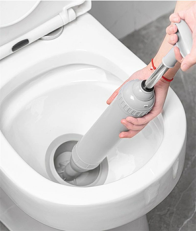 10年以上のキャリアを持つ給排水（プロ）に監修をいただきました。業務用のパイプクリーナーをベースにした【確実性】重視のモデルとなっております。 吸い上げた水を、あまり力を掛けずとも、詰まりの原因を強力に押し出す構造となっております。女性でも簡単に出来るよう設計しております。 真空ポンプ方式で水を吸引し、排出するため、従来のすっぽん（ラバーカップ）に比べて5倍の吸引力があります。失敗が少なく、効果的に詰まりを解消します。加圧式ハンドルが付いており、押すことと引くことの2段階方式で使います。女性でも簡単に操作でき、使い方が簡単で、誰でもすぐに使い始めることができます。 様々な便座の形にフィットする幅広設計のカップ上部を採用しています。適切な位置にセットしやすく、効率的な使用が可能です。洋式トイレ、和式トイレ両方対応しています。トイレの詰まり解消だけでなく、さまざまなシーンで利用できます。急なトラブルに備え、家庭やオフィス、旅行先などで重宝します。使い捨てではなく一度購入すれば、何度も再利用ができるため、経済的です。