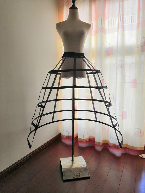 類似商品はこちら ＊.*꙳パニエ 5段 ワイヤー入り 鳥かご パニエ 黒4,420円パニエ ロリータ 鳥かごパニエ ワイヤー入り 3,750円ホーン パニエ ロリータ 鳥かご パニエ 白 3,740円プリンセスライン パニエ フリルスカート チュ6,370円パニエ ボリューム 70cm ロリィタ ドレス5,880円パニエ ショート丈 チュールスカート ボリュー3,390円 セット内容&nbsp;✽.*꙳ パニエ「記載のないアクセサリー、小物等は付属しません」 大事なお知らせ&nbsp;✽.*꙳ #よくみて #コピーガード対策品 #TODOKANAI #サイズ違い #ABUNAI #やばい #コピー商品 ＃パクり ＃ニセモノ 素材&nbsp;✽.*꙳ ポリエステル カラー&nbsp;✽.*꙳ 黒/白 サイズ（cm）&nbsp;✽.*꙳ フリーサイズ/直径100　着丈90※表記寸法と実寸値の多少の誤差はご容赦ください 送料&nbsp;✽.*꙳ ★1点 880円(北海道・九州・沖縄・離島除く)商品を複数ご注文の場合の送料は、下記の表を参照してください。 ※SALE品など、他商品との同梱発送不可の商品と合わせてご購入の場合、送料の計算が異なりますのでご注意ください。 注意事項&nbsp;✽.*꙳ ●ページの閲覧環境によって、掲載写真と実際の商品の色合いが異なる場合があります。 ●モデルに小物を使う場合がございますが、商品に含まれませんので、セット内容をご確認ください。 ●製造過程・出荷過程の間に出来た細かなキズ・折りジワ・ヨゴレなどある場合がございます。細かい部分まで気になさる方は、ご購入をご遠慮ください。 ●商品の仕様は、製造元の都合により予告なく変更や突然の欠品等で商品手配の遅れや手配ができない場合がございます。 ●お届けした商品に不備がございましたら、お届け後5日以内にご連絡ください。早急に対応させていただきます。なお期日を過ぎた場合はお受け致しかねます。 ●土日祝祭日のご注文およびお問い合わせへの弊社からのご連絡は、翌営業日となります。 ●海外製品のため、詳細タグなし。 ●配送の関係上、ラッピング対応は受け付けておりません。 【納品書や領収書につきまして】 当店では個人情報保護及び環境保全の為ペーパーレス化に取り組んでおりますので、お届けのお荷物に納品書（お買上明細書）は同封しておりません。ご了承くださいませ。 ご希望の場合、ご注文時【備考欄】にご記入願います。PDFファイルをメールにて添付いたします。 &emsp;返品・交換・キャンセルについて サイズ間違い・イメージ違いなど、お客様都合によるキャンセルやご交換は原則として承っておりません。返品ルールに関しましては、リンク先ページをご覧の上、お気軽にお問い合わせください。