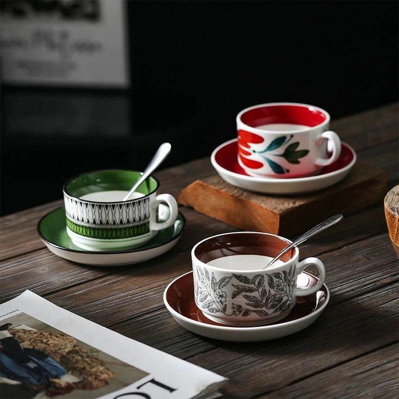 紅茶、コーヒー、紅茶、ラテ、エスプレッソ、ドリップカップ、カクテル、ウイスキー、ビール、温かい飲み物や冷たい飲み物のカップに適しています。また、カフェやレストランでも使用できます。 、オフィス、家庭。 手に持ちやすいハンドル付きなので、コーヒーや紅茶のドリンクカップとしてだけでなく、ビアカップとしてもお使いいただけます。 熱湯・電子レンジOKの耐熱マグです。 注意：電子レンジで加熱する場合、マグカップの周囲が熱くなりますので、火傷にご注意ください。 食器洗い乾燥機もご使用いただけます。お手入れの際は、台所用洗剤を柔らかいスポンジや布等で拭いてください。 新婚夫婦などのカップルに最適で、人気の食器ファッション/結婚祝い/誕生日/ギフトとしても喜ばれるマグカップです。