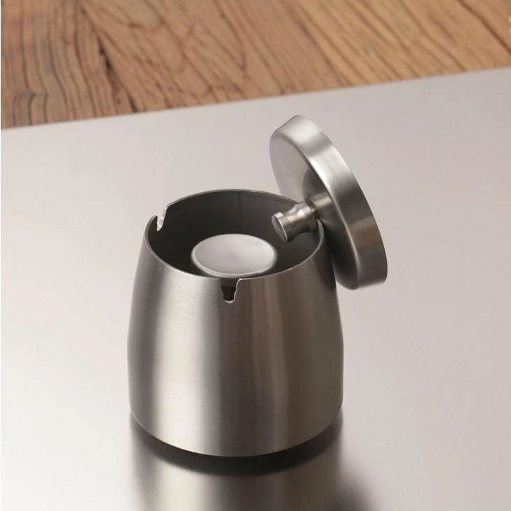 商品説明 商品情報 カラー 銀 ・サイズ 高さ 7.5cm 底 8cm 口 6.2cm ・重さ 235g 商品のオススメポイント? こちらの商品は高品質のブラッシュドステンレススチールで作られております！ 頑丈で丈夫なだけではありません！ 外観は銀色のカバーを持つユニークなデザインでスタイリッシュです！ そのため、テーブルや床を汚すこと無くタバコを吸うことができます！商品説明 商品情報 カラー 銀 ・サイズ 高さ 7.5cm 底 8cm 口 6.2cm ・重さ 235g 商品のオススメポイント? こちらの商品は高品質のブラッシュドステンレススチールで作られております！ 頑丈で丈夫なだけではありません！ 外観は銀色のカバーを持つユニークなデザインでスタイリッシュです！ そのため、テーブルや床を汚すこと無くタバコを吸うことができます！