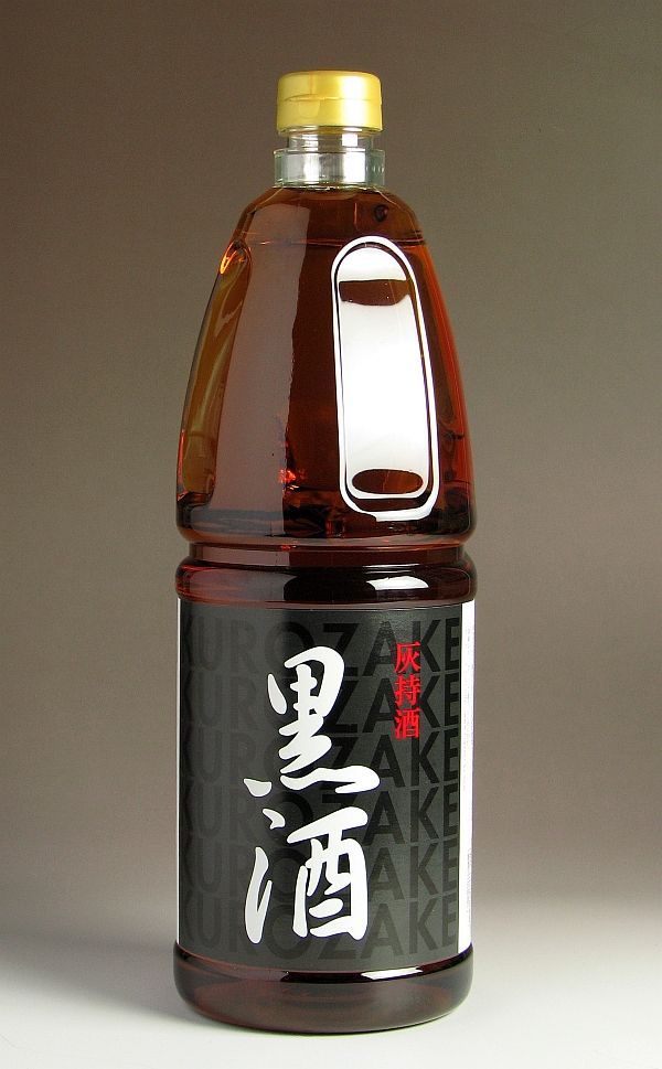 黒酒 13度1800ml くろざけ 鹿児島市　　東酒造 プロの技に応える薩摩伝統の天然醸造調理用酒 ●大正4年（1915年）創業の伝統蔵・東酒造は鹿児島市市街地の南より・谷山地区の小松原にあります。 住宅地のなかにある手狭な蔵というイメージでしたが先年、南さつま市金峰地区に醸造所を新設されました。 ※蔵元提供の黒酒資料より ●鹿児島伝統の「地酒(灰持酒（あくもちざけ）)」は製造方法は清酒に似ていますが清酒ではありません。 製造過程で「もろみ熟成」の後半に「灰木汁（樫の木の灰などの木灰汁）」を加え、酸性から弱酸性にする ことによって保存性を高め腐敗を防ごうとした鹿児島の伝統酒です。 鹿児島では「地酒（じざけ）」と呼ばれ、郷土料理の「酒ずし」「さつま揚げ」に欠かせないものでした。 各家庭で調理酒や祝い酒として使用されていましたが、戦後灰汁持酒の製造は途絶えてしまいました。 この鹿児島伝統の味を復活させたのが東酒造の創業者・東喜内（きない）翁でした。 地道な研究と改良を重ね、東酒造は2つの銘柄の灰汁持酒「高砂の峰」「黒酒」を製造販売しています。 ●「黒酒」は、お米だけを原料に黄麹で醸し、もろみを搾る前に保存性を高めるためにモロミに灰汁を入れる という昔ながらの手法で造るお酒で、一度も火入れをしません。 　　※「高砂の峰」「黒酒」は鹿児島市にある本社醸造所でつくられています。 　　　「灰汁汁」用の灰汁の原料となる灰は、金峰にある醸造所で木(樫の木)を燃やして 　　　　つくられているそうです 　　※モロミに加えられた木灰は、次の工程で完全にとりのぞかれますので、 　　　酒の中には残りません。 　◆麹米や米を多めに使う濃厚仕込みのため、醗酵後の糖化（米が溶けて糖分になること） 　　により甘味が強く、古酒になればなるほど赤褐色を帯びてきます。 　　鹿児島では藩政以前より薩摩の酒として、お正月のお屠蘇や冠婚葬祭には欠かせない 　　ものとして飲用されてきました。 　◆また、「黒酒」は高級アルコール、各種アミノ酸、有機酸、タンパク質等を豊富に 　　バランスよく含んでいて肉を柔らかくしたり魚等の生臭さをとる働き、また香料を材料 　　にしみ込ませ易くし煮くずれを防止する働きがあります。 　◆「本みりん」同様多くの糖類を含んでいるので、材料に上品な甘みとテリを与えるといっ 　　たすぐれた特性を兼ね備えています。 　　薩摩の地ではあるゆる家庭料理の旨味料として使われてきました。お酒とみりんの両特性 　　を持ち合わせたもので手軽で使いやすく美味しい料理ができると評判です。 　◆火入れをしていないので、お酒やみりんと比べて麹菌がもつ「酵素」が活きています。 　　澱粉やタンパク質等の分解酵素（アミラーゼやプロテアーゼなど多種にわたる酵素が活性 　　を失っていないので「焼肉のタレ」などを作り置きしますと、熟成を促し美味しさが増し 　　ます。 　　生タレをつくり肉や魚などを漬け込みますと酵素が働き旨みが増します。 　◆お米を黄麹で醸したアルコールなので、お料理の煮崩れを防ぎ生臭さを取り、味の浸透を 　　良くします。 ■「黒酒」は話題の調味料「塩麹」と比べても優れています■ 　酵素が活きているのは同じですが　それに含まれる「天然アミノ酸」の質とバランスは 　黒酒が優れています。 ●お客様より賞味期限についてご質問いただきました。 　蔵元に確認をしたところ、品質的に1年半は問題がないそうですが保存環境等にもよるので 　賞味期限は1年としているそうです。 ●調理に使いやすいということで、ペット容器の商品にいたしました。 容　量：1800ml 原材料：米、米麹、醸造用アルコール、醸造用糖類、木灰 アルコール度数：　13.5度以上14.5度未満