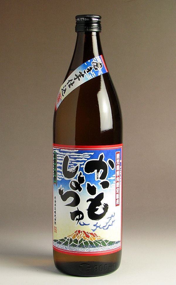 かいもしょちゅ25度900ml 姶良郡姶良町　　白金酒造 “芋の香りのする味の濃い焼酎で、焼酎好きにはたまらない味”をコンセプトにつくられました。芋の旨味が印象的な余韻が残る飲み口です。コクもあります ●明治2年（1869年）創業の白金酒造は鹿児島でも有数の歴史をもつ古い蔵です。 蔵のシンボルである石蔵は、西南戦争のとき西郷軍の陣屋になったといわれており文化庁の登録有形文化財に指定されました。 鹿児島市から霧島市の方向へ国道10号線を進んでいくと　途中で（姶良町脇元）国道沿いにある石蔵を見ることができます。 大ベテランの黒瀬東洋海（とよみ）氏を杜氏頭に手造りにこだわり続け、昔ながらの木樽蒸留・かめ仕込みが特徴です。 そして、蔵では仕込み前のサツマイモをきれいに洗い、皮をむいた上に、焼酎の苦みの原因となるヘタや痛んだ箇所を徹底して取り除きます。 人手を掛け、丁寧に処理されたぴかぴかの芋のことを蔵では「磨き芋」といいます。 「磨き芋」にすることで、雑味の少ないスッキリとした焼酎に仕上がるといわれています。 ●「かいもしょちゅ」とは鹿児島の方言で「さつまいも焼酎」のことを言います。 　　　　　　※サツマイモ「からいも」+　焼酎「しょちゅ」 “芋の香りのする味の濃い焼酎で、焼酎好きにはたまらない味”をコンセプトにつくられました。 ●個性と飲みやすさを両立させ、飲み飽きしないように改良を重ねたそうです。 ◇「黄金千貫」芋を原料に仕込んだ白麹の原酒と黒麹の原酒をブレンドしています。 ◇そして「末垂れ」を多く含んだ原酒を使用しています。 蒸留の最後近くに出てくる「末垂れ」は、旨み成分も多いのですが、雑味やヤニ臭なども多く含むため通常は早めにカットします。 しかし、白金酒造は「磨き芋」処理をしている原料芋を使用しているので雑味を感じさせない仕上がりとなっています 豊かな香りに、芋の旨味が印象的な余韻が残る飲み口です。コクもあります。 覚悟して飲んだのですが、意外と飲みやすいという試飲結果でした。 ●お湯割りがあいます。 「磨き芋」とは？ 一般に、原料となるさつま芋は、土を落とし傷のある部分やヘタを切り落としてから蒸し芋にします。 「磨き芋」は、それ以上に丁寧にさつま芋を処理することで、皮までむく場合をいいます。そのことにより雑味の少ないスッキリとした焼酎に仕上がるといわれています。 かいもしょちゅ 1800mlサイズはコチラから 容　量：900ml 原材料：さつま芋　米麹（白・黒） アルコール度数：25度