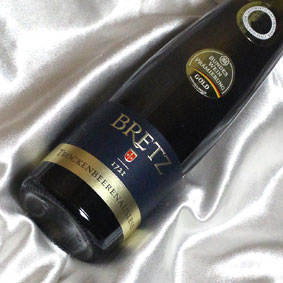 ※使用品種がショイレーベからジルヴァーナーに変更されています。 ドイツ最高ランクの極甘口の貴腐ワイン。繊細でフルーティなジルヴァーナー種ですが、最高クラスだとフレッシュな酸がありつつ、凝縮した甘味のボリュームが感じられます。 ■ワイン名 ラインヘッセン　ジルヴァーナ　トロッケンベーレンアウスレーゼ [2018]　ハーフボトルReinhessen Silvaner Trockenbeerenauslese [2018年] 1/2 ■ワイン種別 白ワイン ■味わい 極甘口 ■生産者 エルンスト・ブレッツErnst Bretz ■産地 ドイツ・ラインヘッセンGerman　Rheinhessen ■容量 375ml　/　ハーフボトル ■等級 トロッケンベーレンアウスレーゼ ■備考欄 ワイン通販・ネット販売は楽天ヒグチワインで!!　