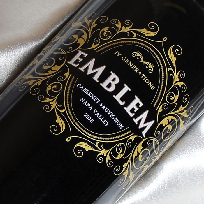 ロバート・モンダヴィの息子が2004年に設立したワイナリー。これはナパ・ヴァレーの複数の畑のブレンドで、豪華かつエレガントな、古典的なカリフォルニアの赤の味わい。 ■ワイン名 エンブレム　カベルネ・ソーヴィニヨン [2018]Emblem Cabernet Sauvignon [2018年] ■ワイン種別 赤ワイン ■味わい フルボディ重口 ■生産者 マイケル・モンダヴィMichael Mondavi ■産地 アメリカ・カリフォルニア・ナパAmerica California　Napa ■容量 750ml　/　フルボトル ■等級 ■備考欄 ワイン通販・ネット販売は楽天ヒグチワインで!!