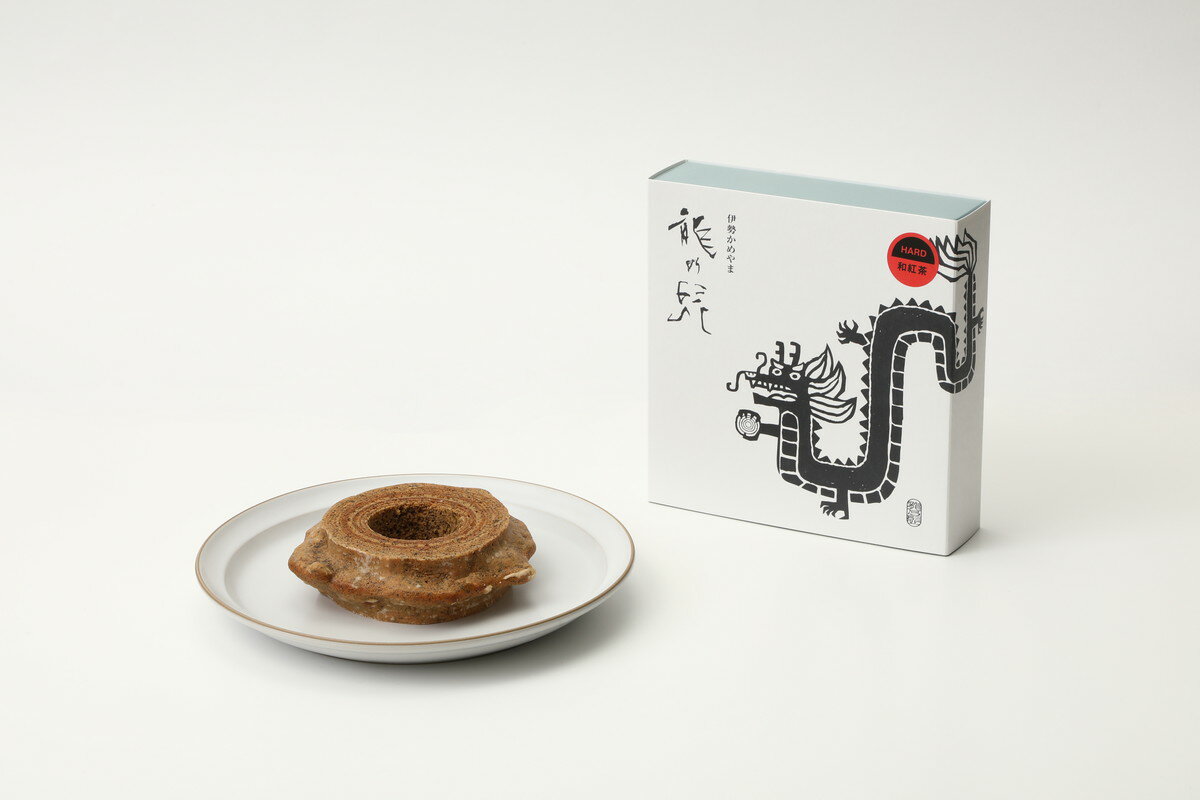 【瑞宝軒】龍乃髭バウム ハード 紅茶(ホール) 1個入り/スイーツ 焼菓子 バームクーヘン 三重県 お菓子 ケーキ 亀山 ハード 縁起物 龍 米粉 伊勢神宮奉納米 結びの神 龍のひげ しっとり 奉納米 お土産 ご挨拶 一等米 しっとり感 龍 亀のサムネイル