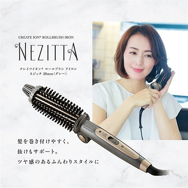 （人気ワードご紹介：クレイツ32mm クレイツコテ クレイツ26mm クレイツヘアアイロン クレイツ38mm クレイツドライヤー クレイツイオン クレイツヘアアイロン32 クレイツコテ32mm クレイツイオンカールアイロン38mm クレイツ 32mmクレイツ ヘアアイロンクレイツ ストレートアイロン ヘアアイロン クレイツ 38mm 正規品 ホリスティックキュア クレイツ ヘアアイロン ストレート ロールブラシ アイロン ネジッタ 口コミ）クレイツ ロールブラシアイロンネジッタ CIBIT-G02FG（カラー：グレー） 〜クレイツ CREATEs 正規品〜 誰もが使いやすいブラシ型のアイロンだから、 毎日のスタイリングがとっても簡単！ 髪滑りなめらか、ツヤのある柔らかな髪に。 誰もが使いやすいブラシタイプのヘアアイロン♪ 誰もが扱いやすいヘアブラシの形状に、 ヘアアイロンのスタイリング力を合体させる事で、 ヘアアイロンを使った事が無い方、ヘアアイロンをうまく使いこなせないという方でも、 ブラッシング感覚で簡単にスタイリングする事ができます。 また、手を添えながら手軽にアイロン操作ができるので、 トップのボリュームアップから、サイドの毛流れ作り、ふんわり内巻き等、 これ一本で様々なスタイルが楽しめます。 ヘアアイロン初心者やアイロン操作が苦手な方でも ブラッシング感覚で簡単スタイリングが可能です。 ツヤのある美しいふんわりカールが出来上がります。 約80・150・200℃・3段階で温度調節が可能となります。 脱落しがちな短い髪の毛をキャッチしやすく逃しにくい、 ダイヤモンドラバーピンを採用。 根元からしっかりと髪の毛を立ち上げます。 さらに斜めにブラシピンを配列。髪を巻き付けやすく、抜けもサポート。 髪への負担を軽減しながら美しい毛流れを叶えます。 ブラシピンは熱くなりにくいため、 手を添えながらのスタイリングが可能。 通常のブラシアイロンではキャッチが難しいショートヘアの方や アイロンが苦手な方、初心者にも最適です。 髪の毛をキャッチしやすく逃しにくい「ネジッタ」ならではの形状 ダイヤモンドラバーピン：脱落しがちな短い髪の毛をしっかりキャッチ！ 根元からしっかりと髪の毛の立ち上げが可能。 斜めにブラシピンを配列：髪を巻き付けやすく、抜けもサポート。 髪への負担を軽減しながら美しい毛流れを実現。 不器用だからとあきらめていた方、 通常のブラシアイロンではキャッチが難しい ショートヘアの方にもおすすめです。 誰でも簡単スタイリング ブラシピンは熱くなりにくいため、手を添えながらのスタイリングが可能。 カールドライヤーと同じ要領でスタイリングするだけなので、 アイロンが苦手な方や初心者にも最適。 ◆商品名：ロールブラシアイロンネジッタ(グレー) ■モデル名：CIBIT-G02FG ■電源：100−240VAC ■消費電力：31W ■本体重量：約190g(コード込：約325g) ■温度調節：約80・150・200℃/3段階温度調節 ■サイズ:：約L280×H55×W45mm/折りたたみ時：約L155×H85×W45mm ■コードの長さ：約2.0m ■メーカー：CREATEs ■JAN：4988338222690
