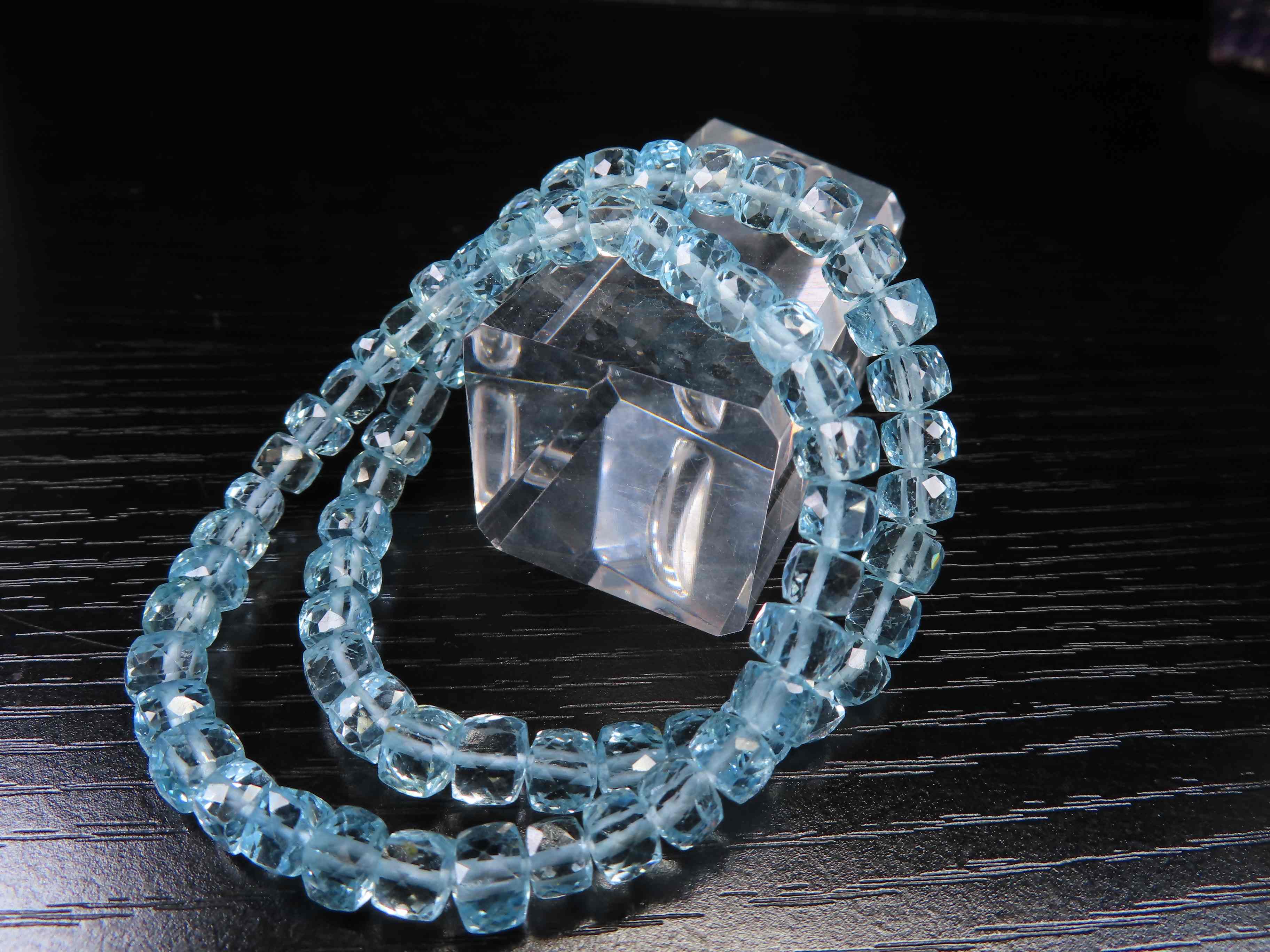 11月の誕生石 スイスブルートパーズ キューブカットブレスレット