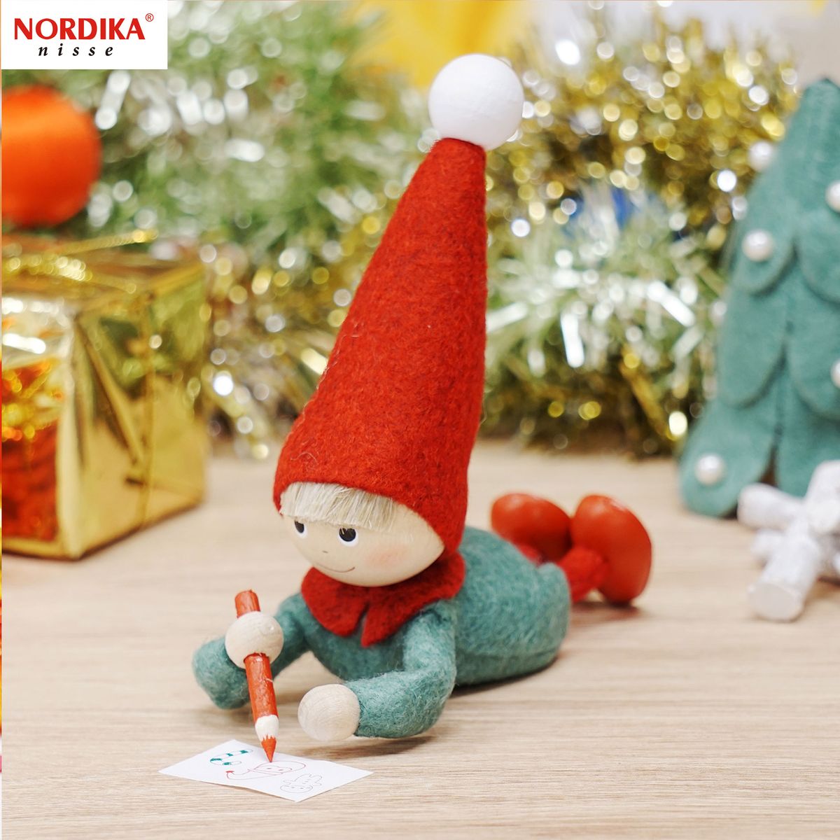 【30％OFFクーポン 在庫品限り】正規品 ノルディカ ニッセ NORDIKA nisse クリスマス人形 落書きをする男の子 Joy to the world 約110×110mmのサムネイル